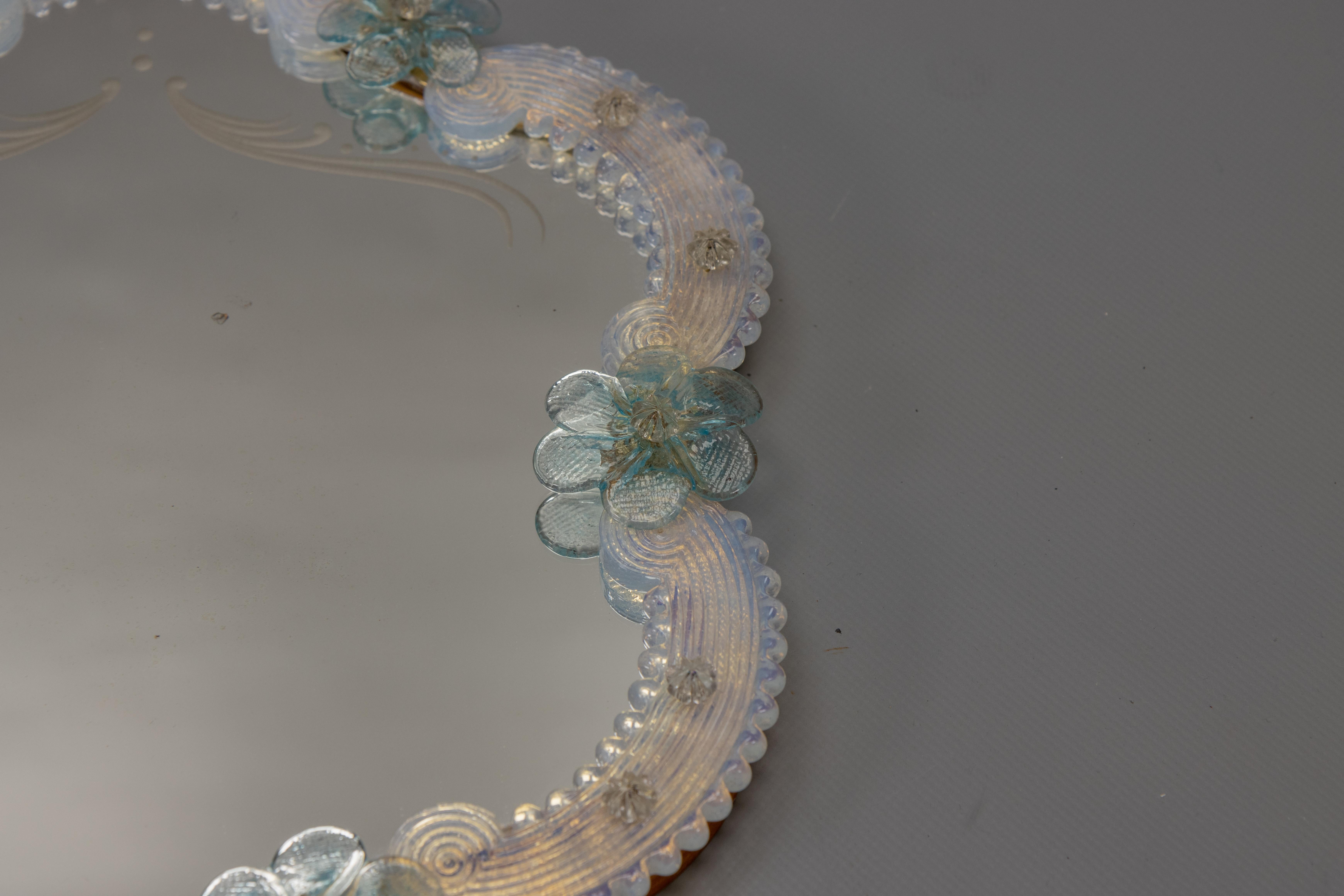 Espejo de pared italiano veneciano de Murano, azul claro y cristal opalescente, años 50 en Bueno estado para la venta en Barntrup, DE