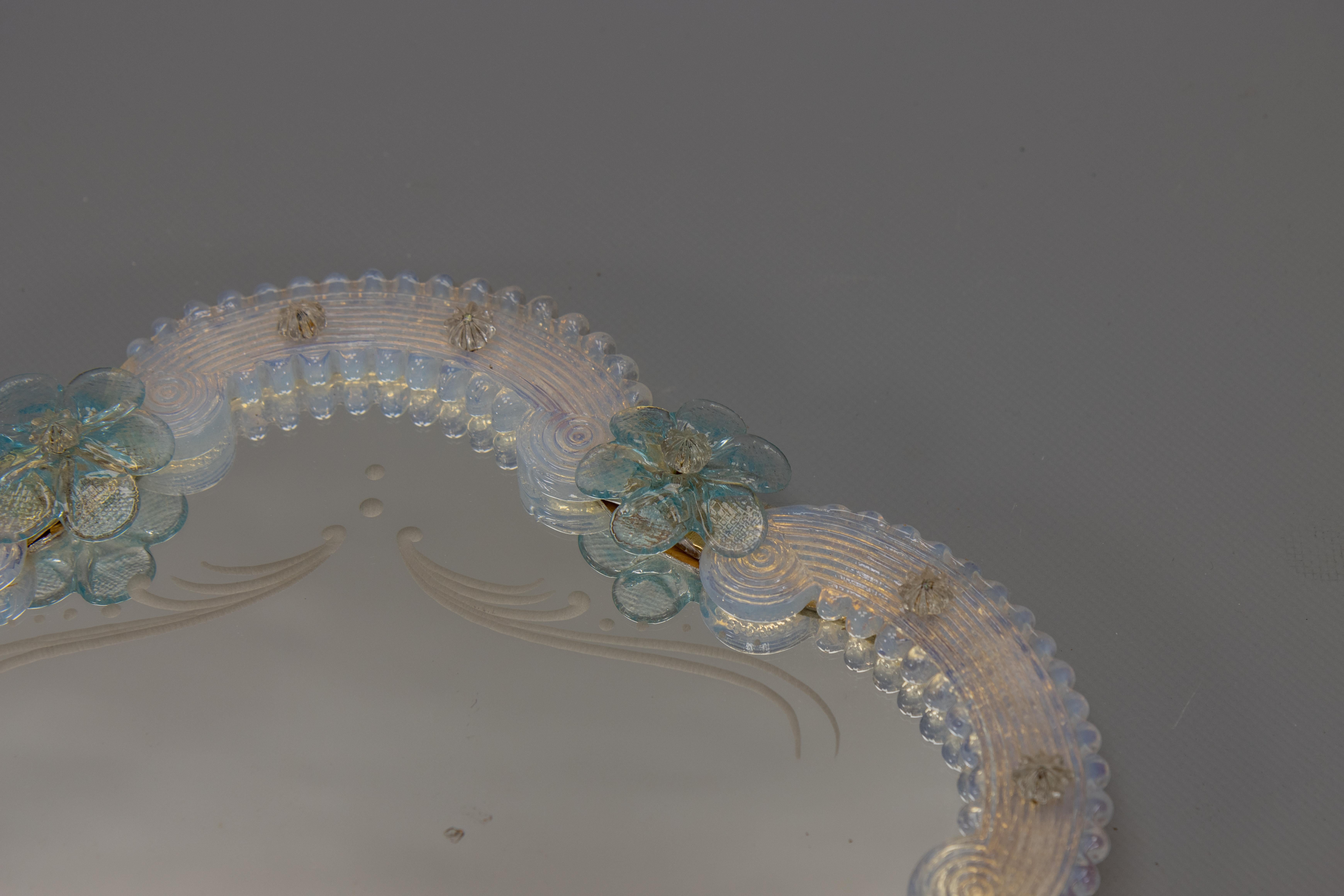 Espejo de pared italiano veneciano de Murano, azul claro y cristal opalescente, años 50 mediados del siglo XX en venta