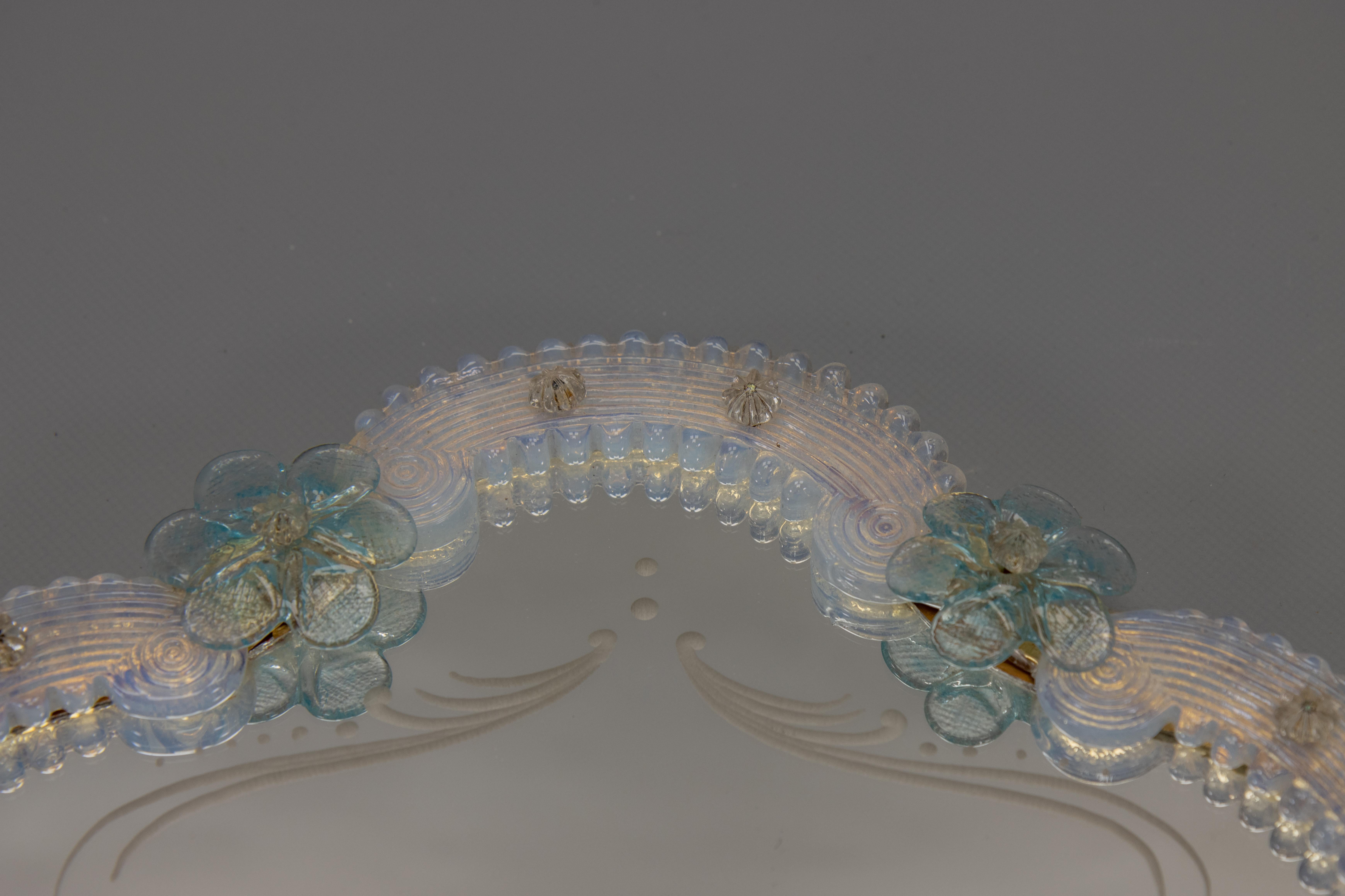 Espejo de pared italiano veneciano de Murano, azul claro y cristal opalescente, años 50 Cristal de Murano en venta