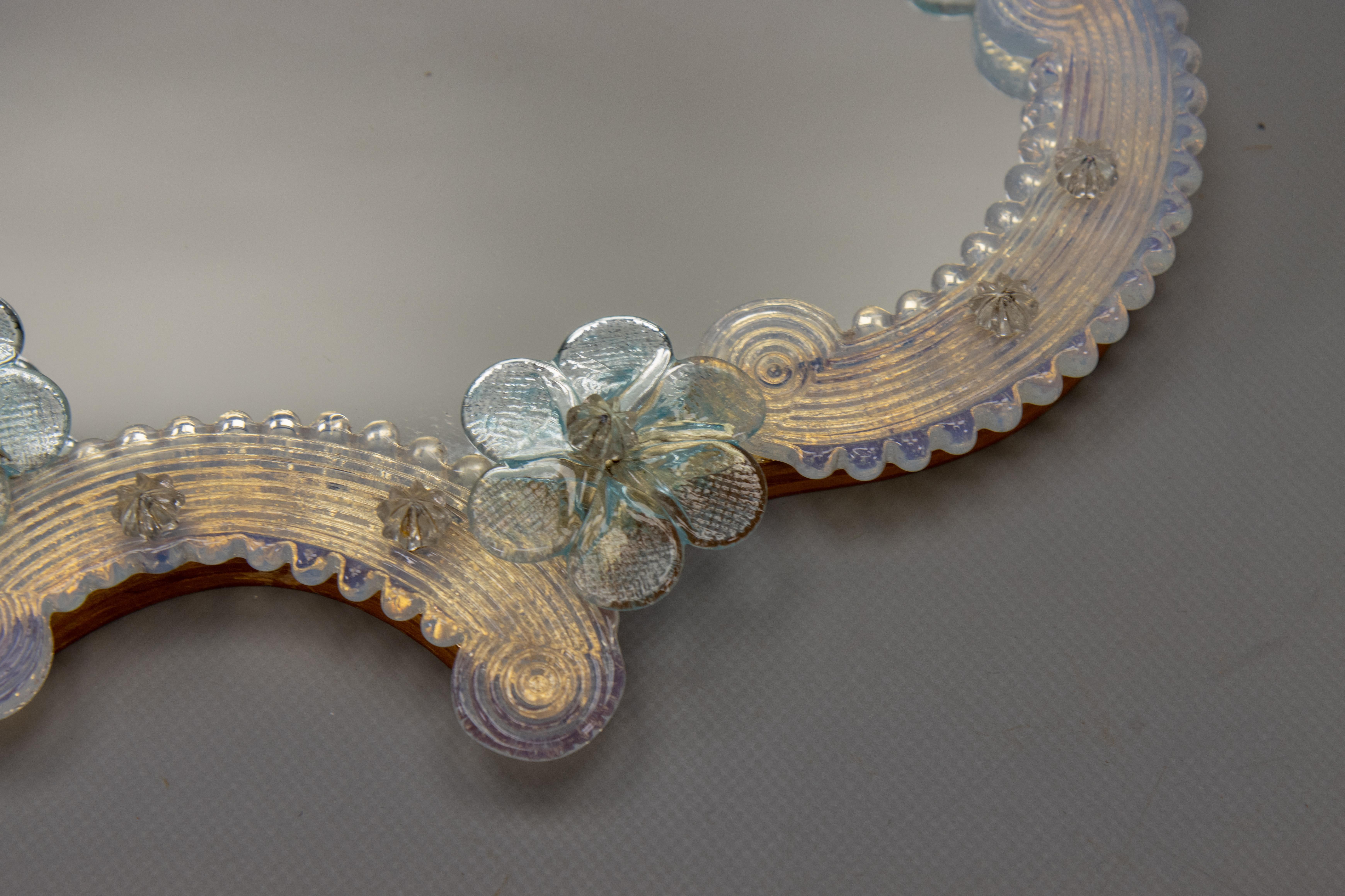 Espejo de pared italiano veneciano de Murano, azul claro y cristal opalescente, años 50 en venta 1