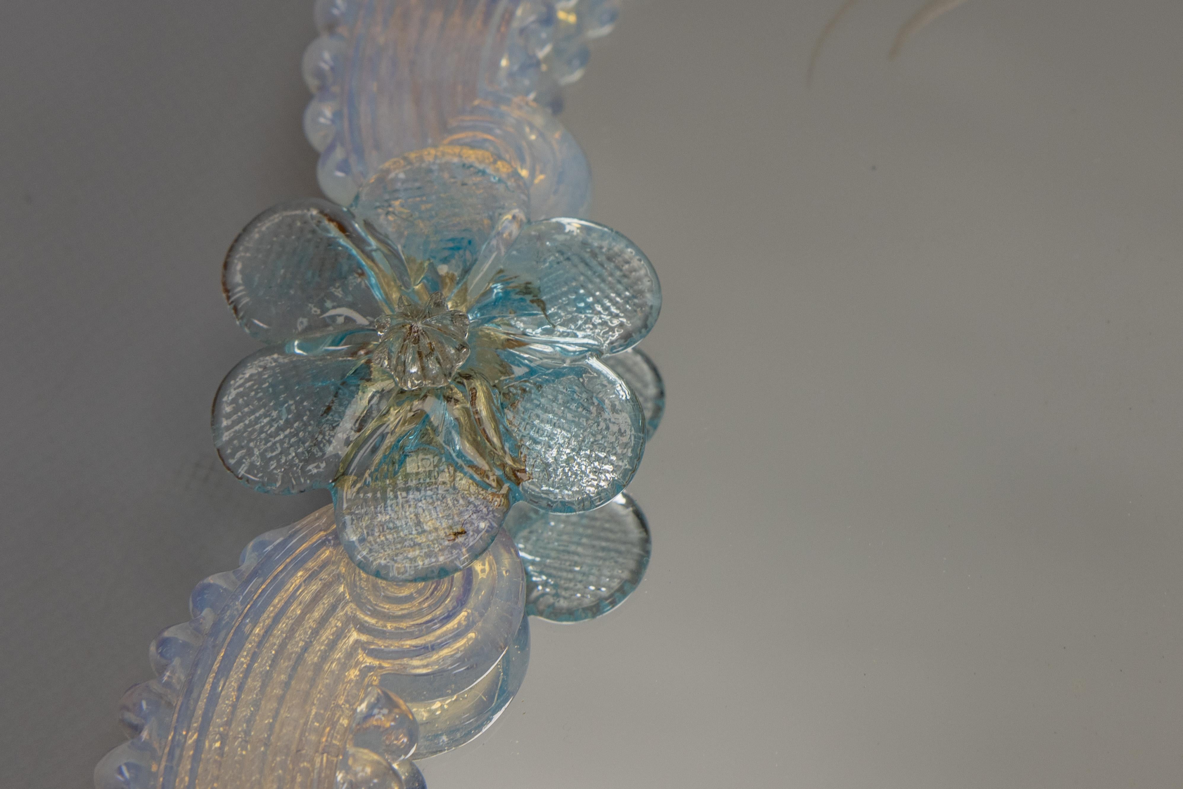Espejo de pared italiano veneciano de Murano, azul claro y cristal opalescente, años 50 en venta 2