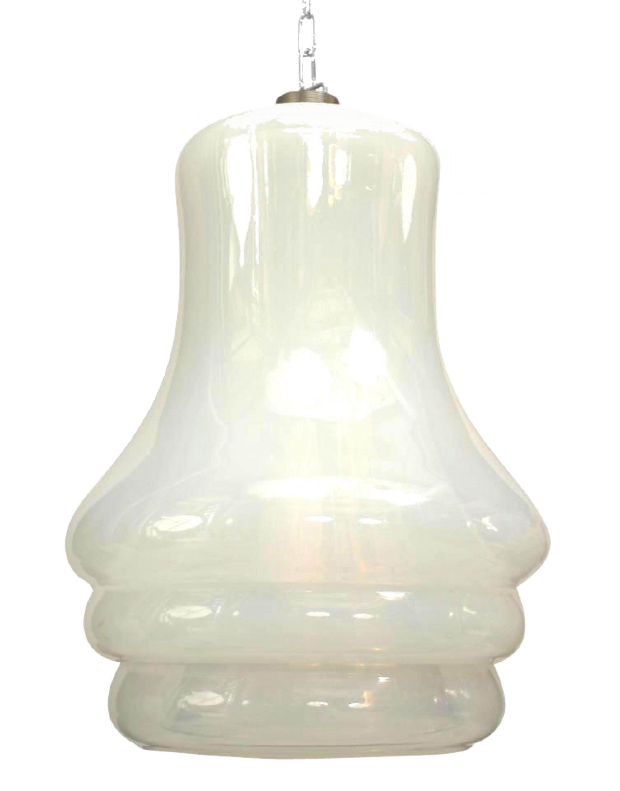 Lanterne italienne des années 1960 en verre laiteux vénitien de Murano opalescent avec forme de cloche à 3 niveaux et abat-jour intérieur (VISTOSI).

Petit éclat dans la nuance
