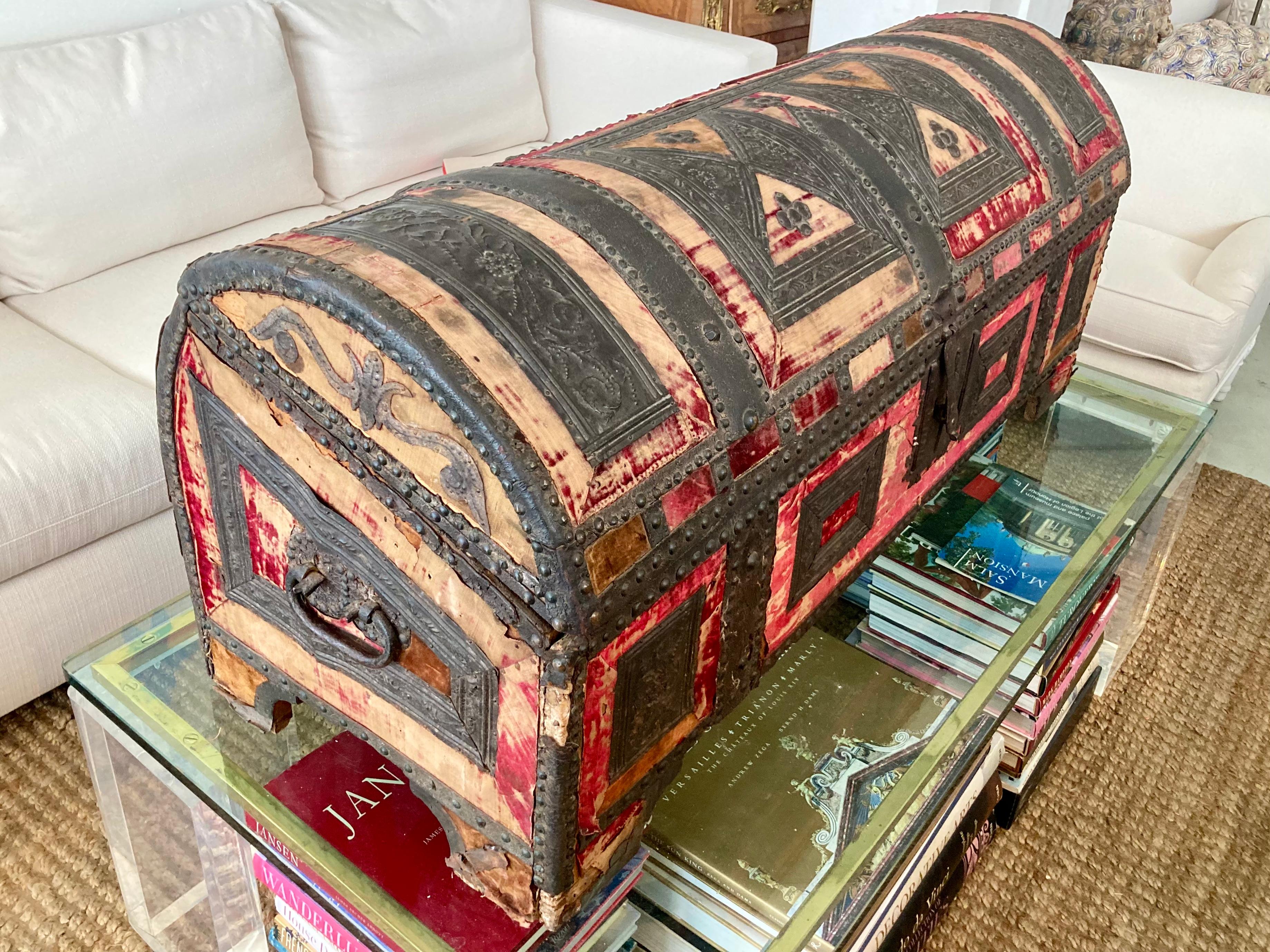 Italian Venetian Palace Trunk In Good Condition For Sale In Los Angeles, CA
