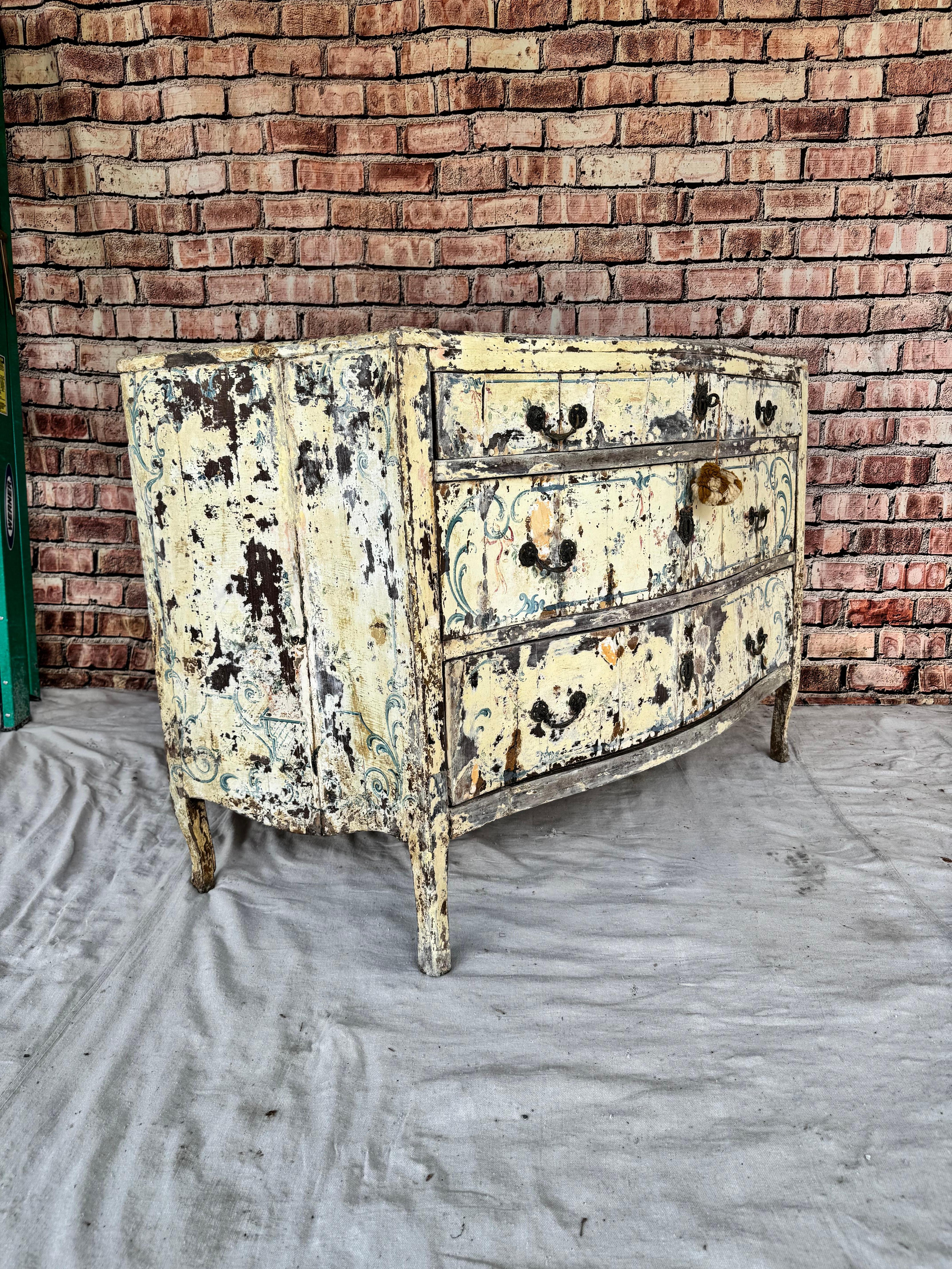 Cassapanca dipinta in stile rococò veneziano del XVIII secolo. Dipinto con fondo ocra e spruzzi floreali e fogliati, piano a serpentina e cassettone a tre cassetti. La cassapanca poggia su gambe cabriole. Splendida finitura originale verniciata, ora