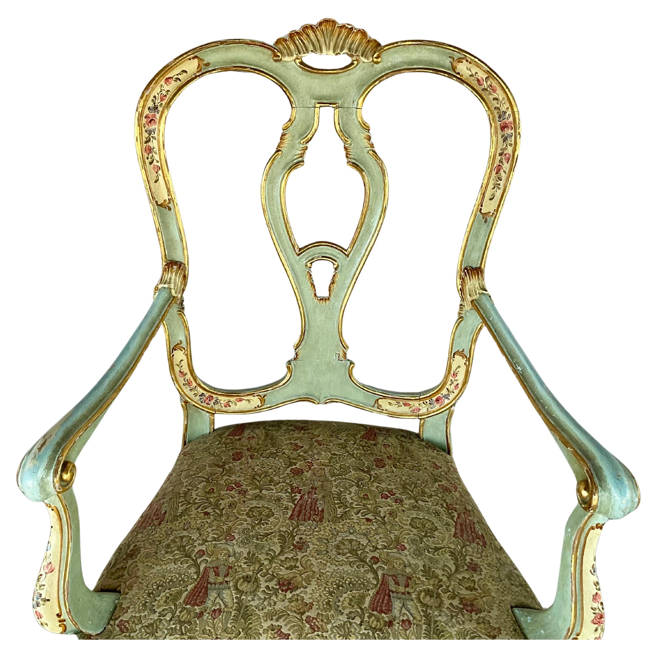 Zwei italienische, handbemalte venezianische Rokokosessel, die filigrane Handwerkskunst, romantische Ornamente und eine sanfte, skurrile Farbgebung vereinen. Die Stühle haben eine blasseladongrüne Grundfarbe mit vergoldeten Akzenten und zarten