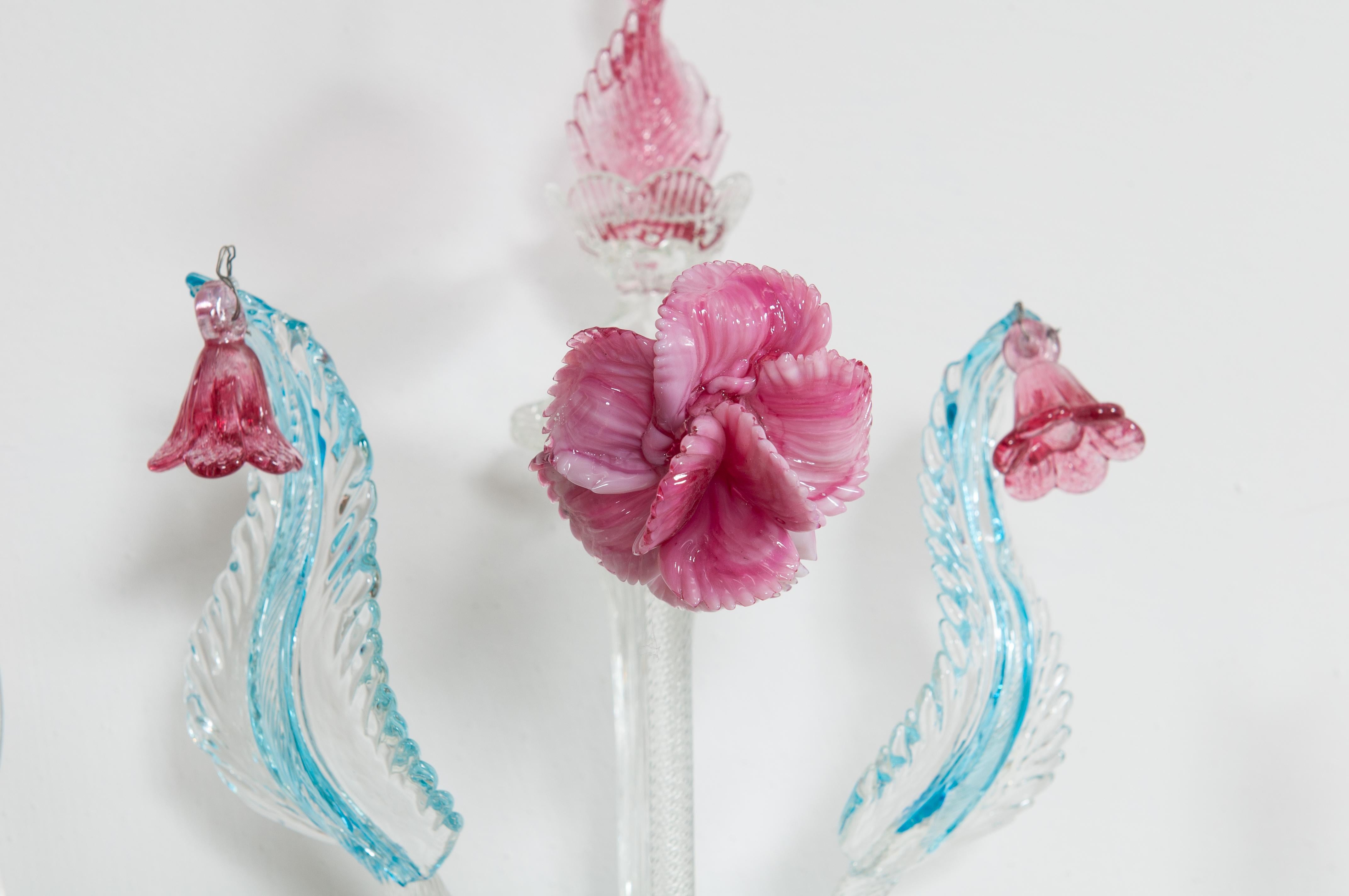 Einzelner Wandleuchter aus mundgeblasenem Murano-Glas Rosa und Hellblau Rezzonico 1980er Jahre Italien (Italienisch)