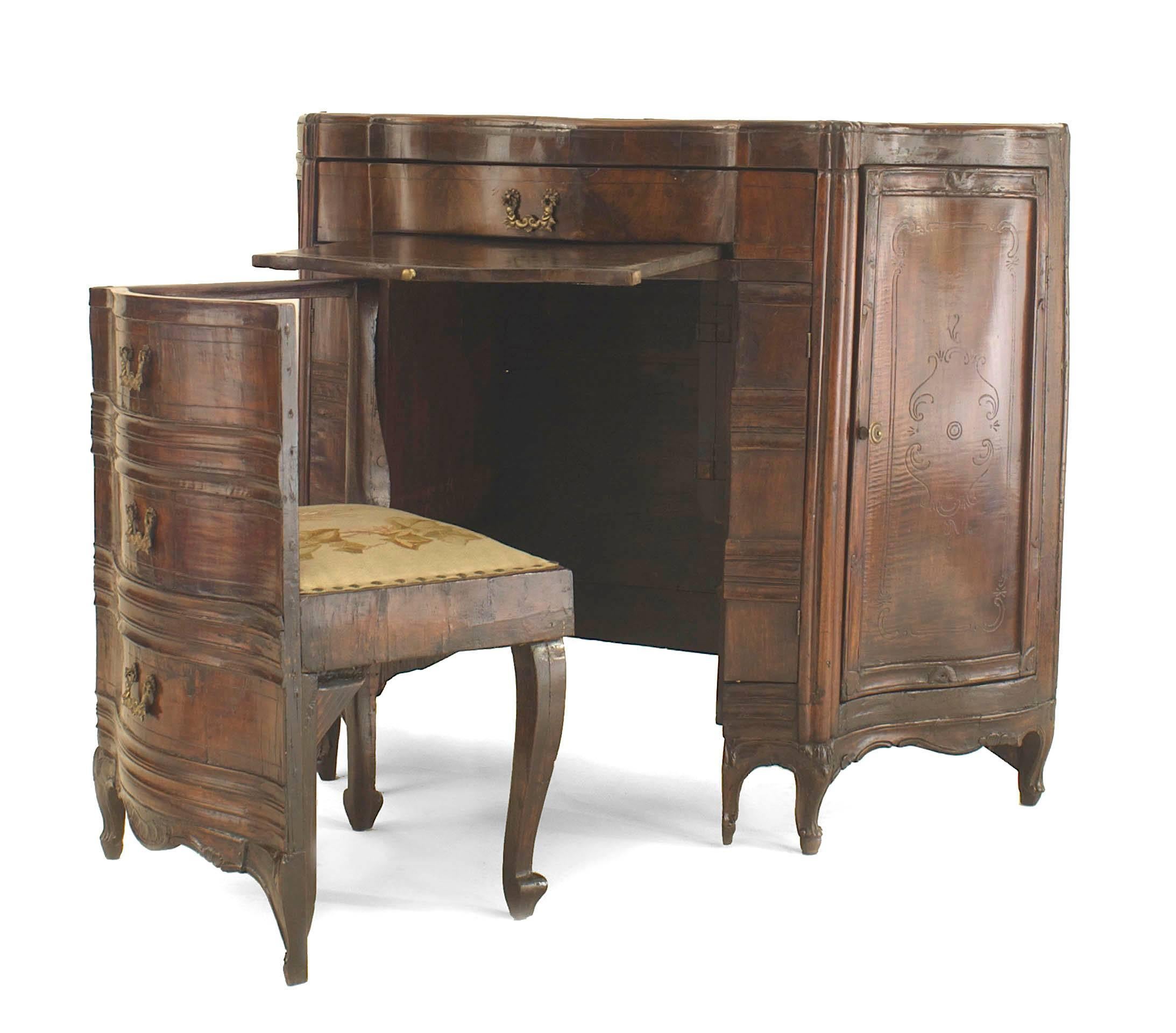 Escritorio veneciano italiano (s. XVIII) de nogal en forma de serpentina con 2 puertas laterales y 2 puertas frontales estrechas sobre un cajón con una silla interior extraíble con brazo izquierdo.
