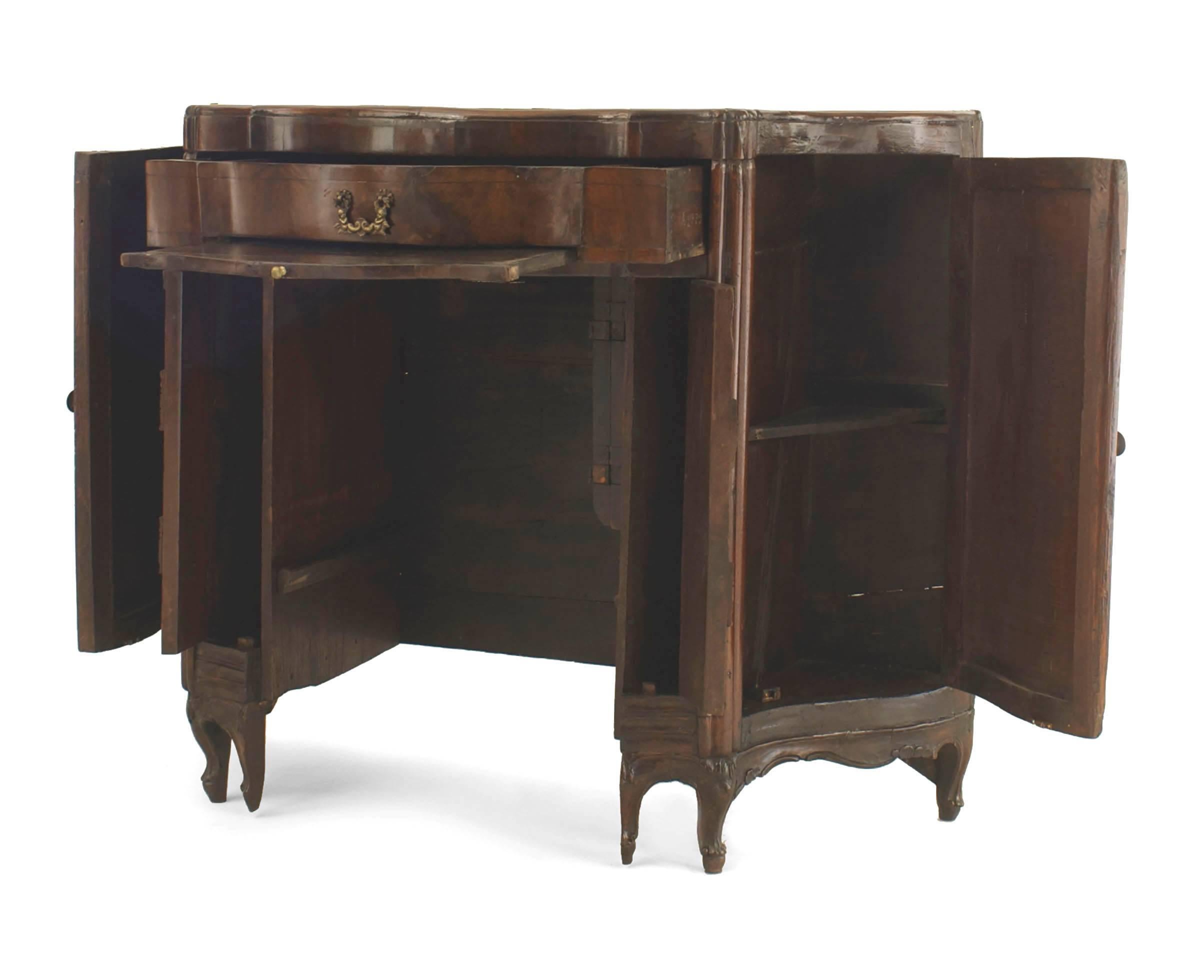 Italian Venetian Walnut Serpentine Desk In Good Condition For Sale In New York, NY