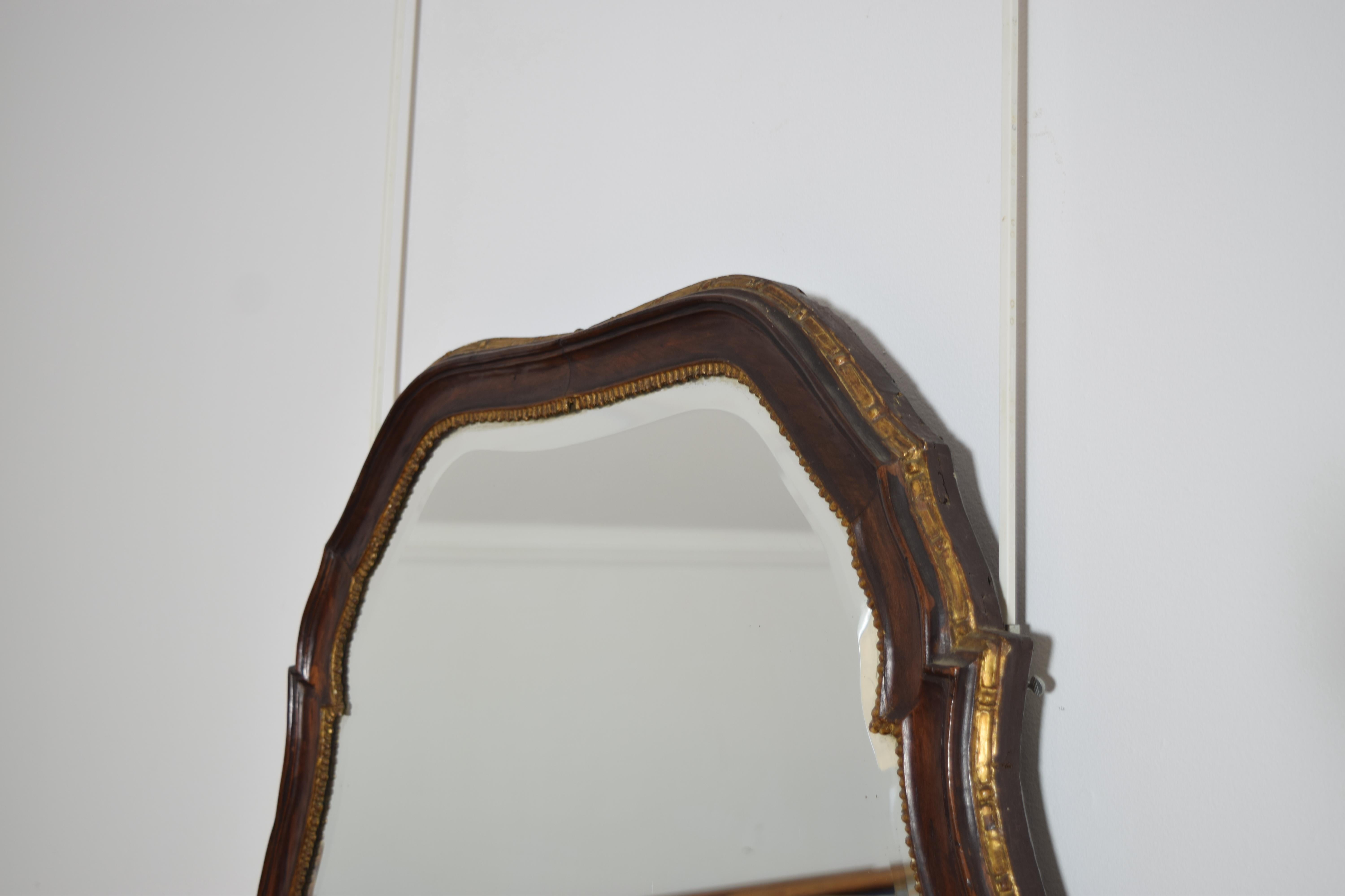 italien Italien, vénitien, miroir en forme de noyer et bois doré, 3e quart du 18e siècle en vente
