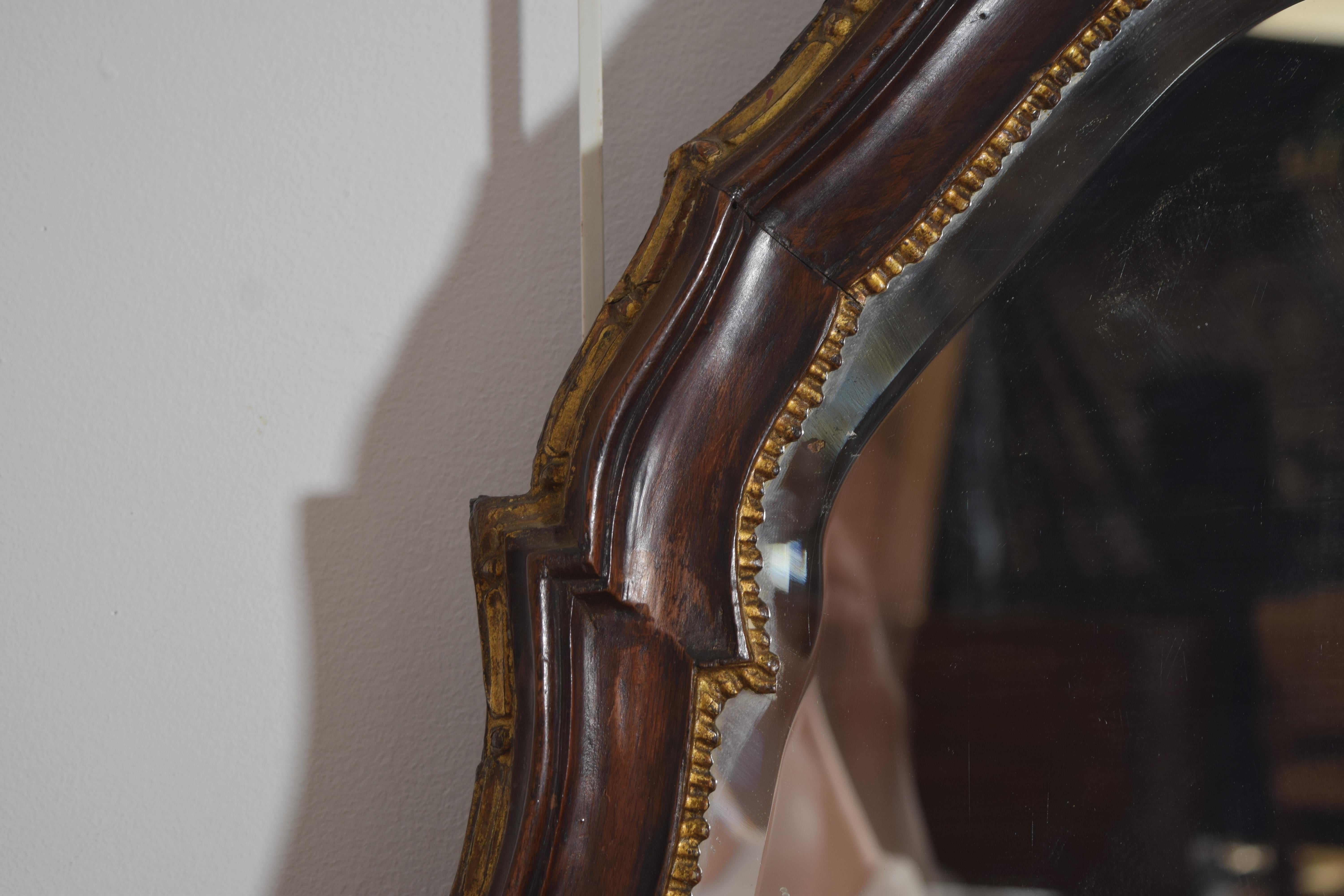 Italien, vénitien, miroir en forme de noyer et bois doré, 3e quart du 18e siècle Bon état - En vente à Atlanta, GA