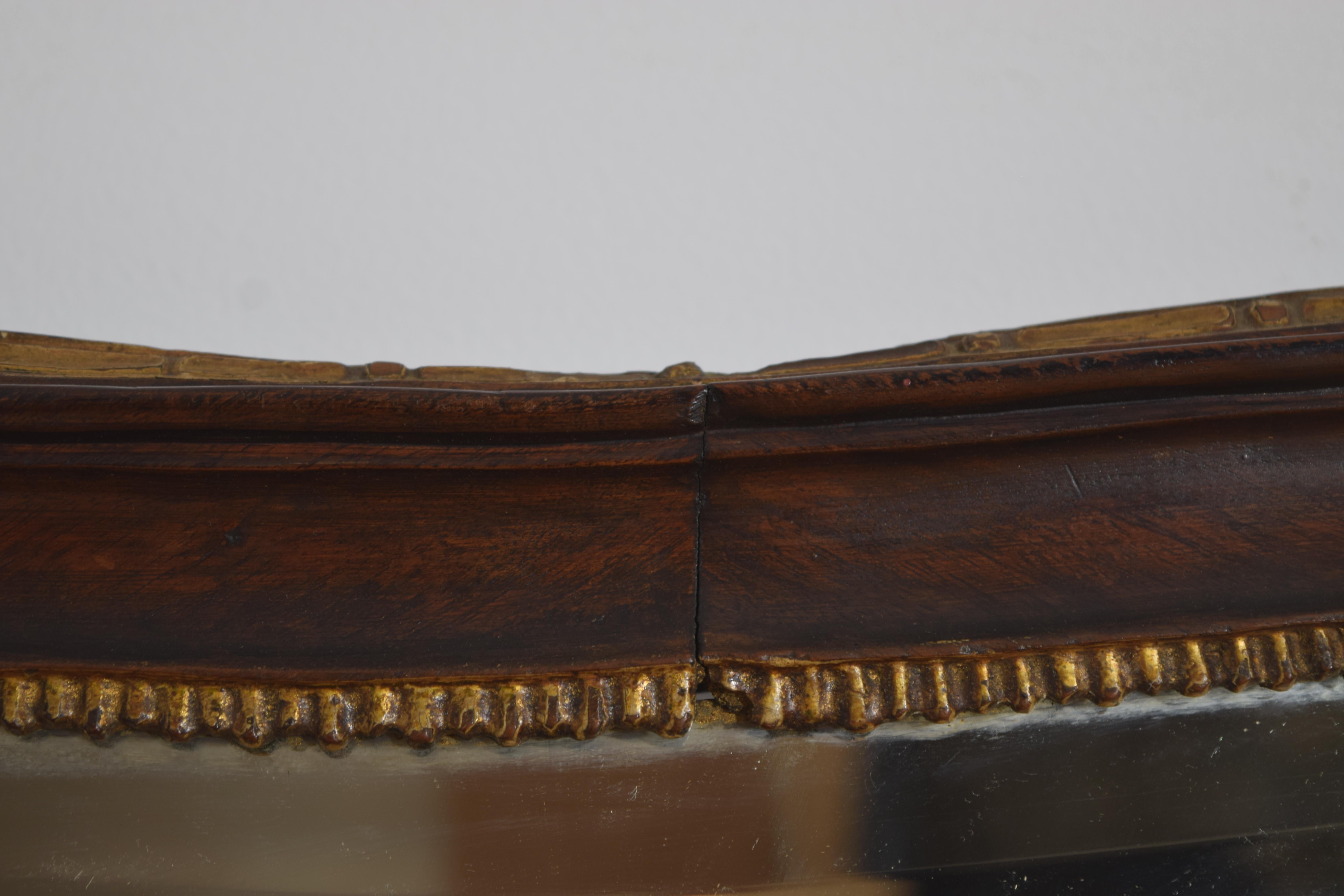 Milieu du XVIIIe siècle Italien, vénitien, miroir en forme de noyer et bois doré, 3e quart du 18e siècle en vente