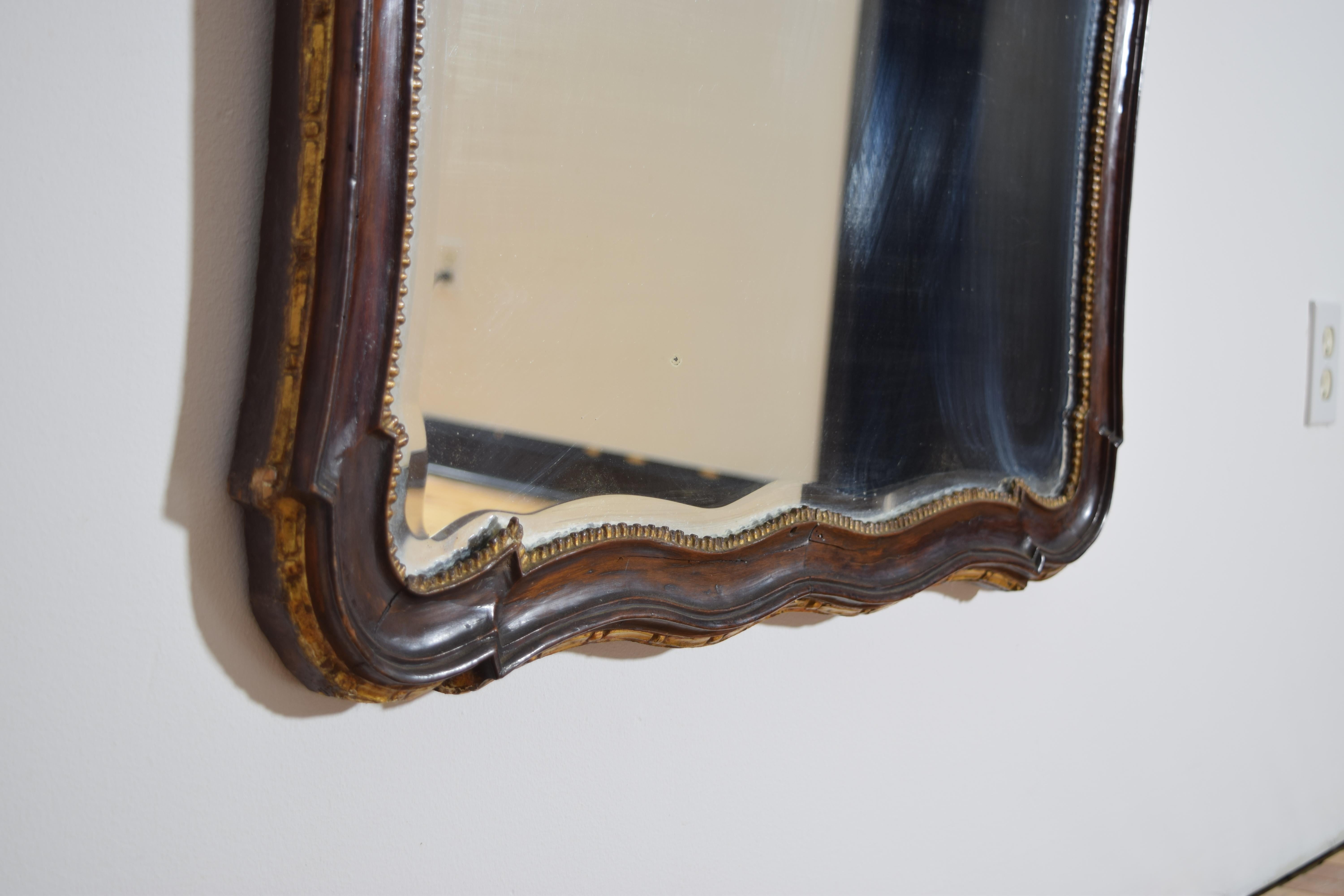 Italien, vénitien, miroir en forme de noyer et bois doré, 3e quart du 18e siècle en vente 1