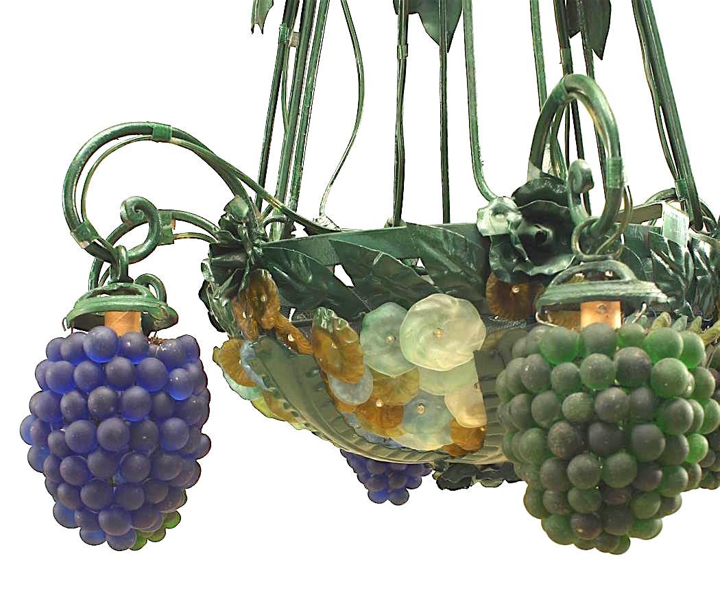 Italienischer venezianischer 6-armiger Kronleuchter mit grün lackierten Metallblumen und Blättern mit einem Sockel aus blauen/grünen Blumen und 3 blauen und 3 grünen Muranoglasschirmen mit Traubenmuster.
