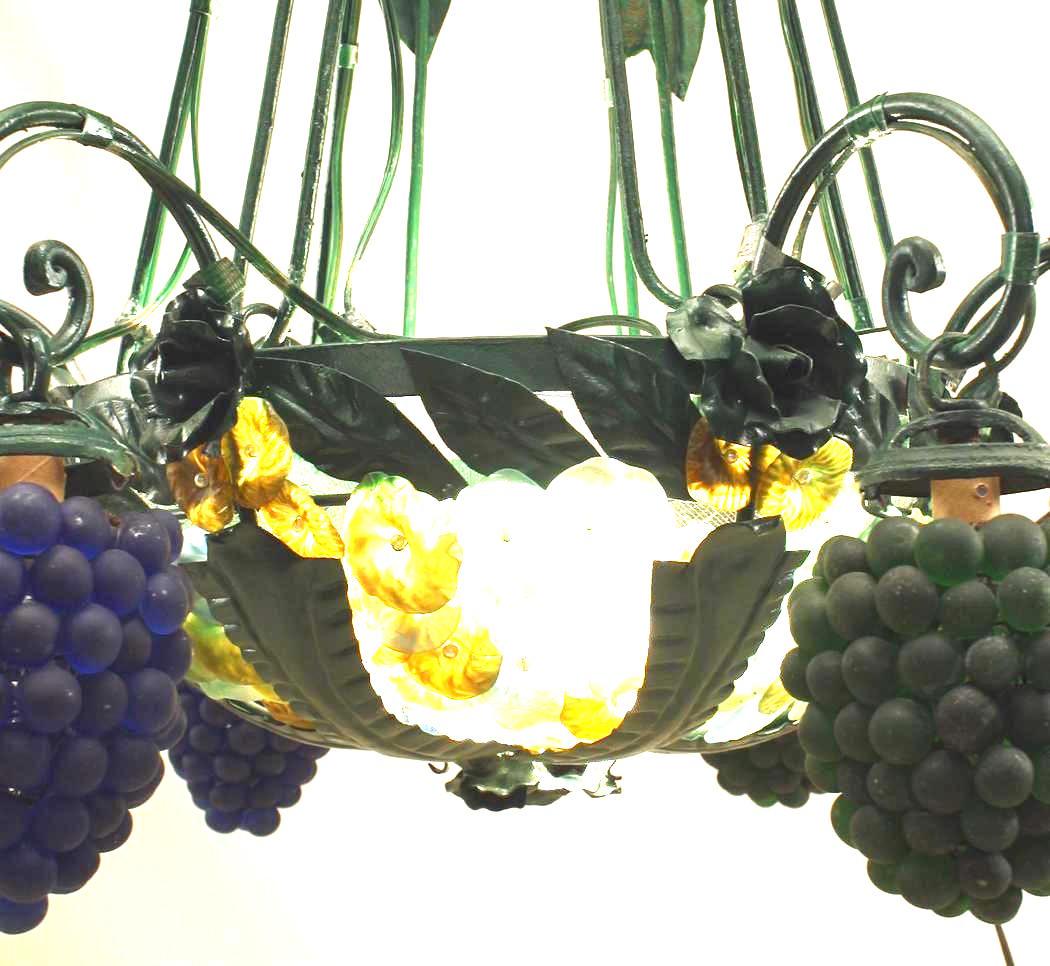 20ième siècle Lustre vénitien italien de Murano à grappes de raisins et de fleurs en vente