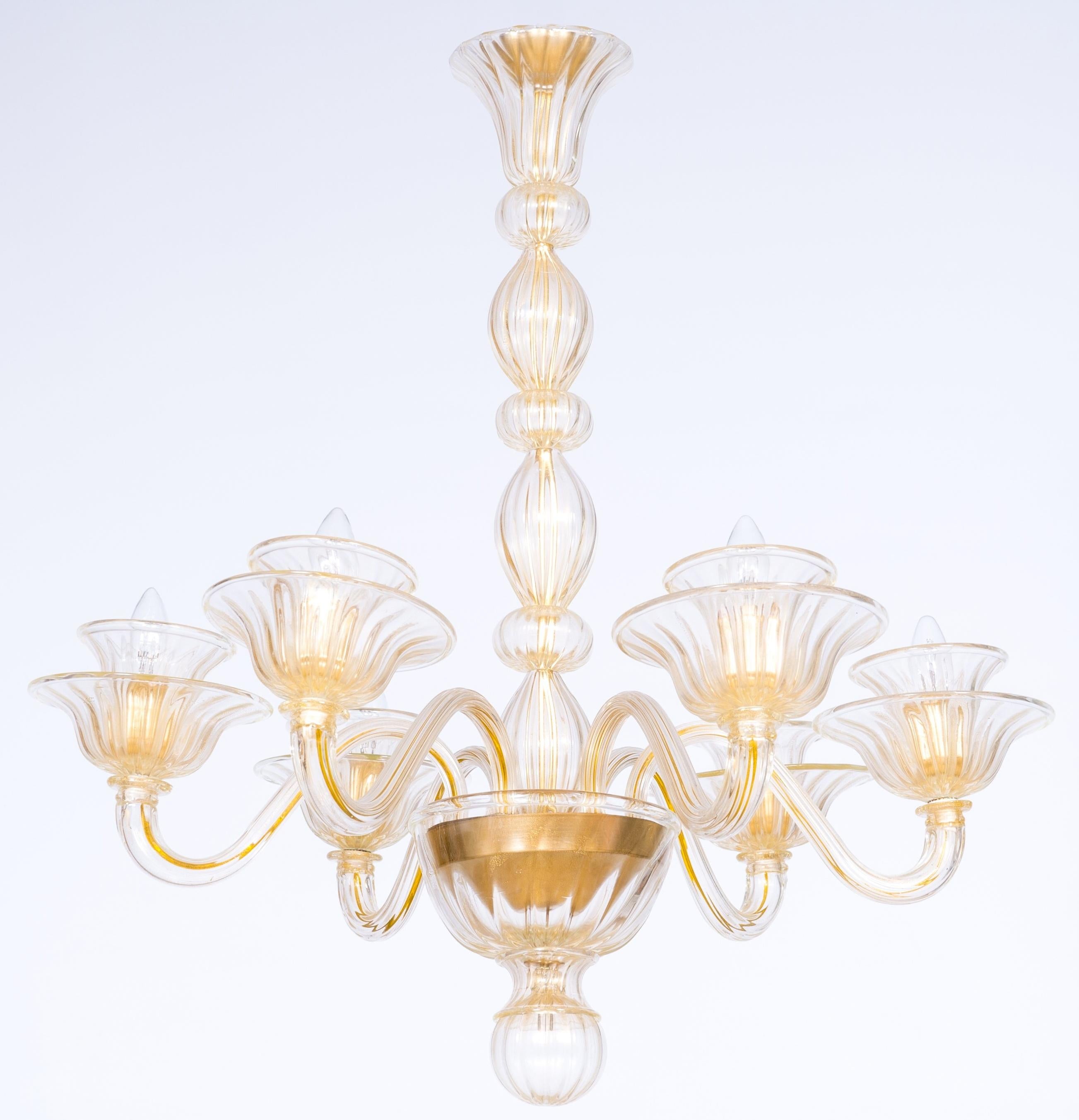 Refined Gold Spheres and round shaped Murano Glass Chandelier Contemporary Italy.
A Stunning and Elegant Venetian Murano Glass Chandelier with Gold Spheres and Olives, Handmade in Blown Murano Glass, 21st Century Italy.
This exquisite chandelier,