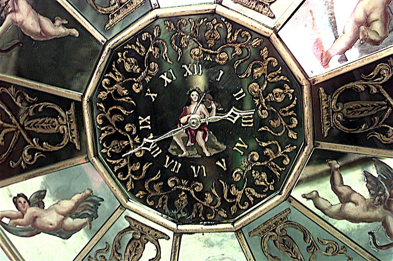 Italian Venetian style ‘1940s’ mirrored and gilt trimmed wall clock with painted scenes with cupids (not working).
  