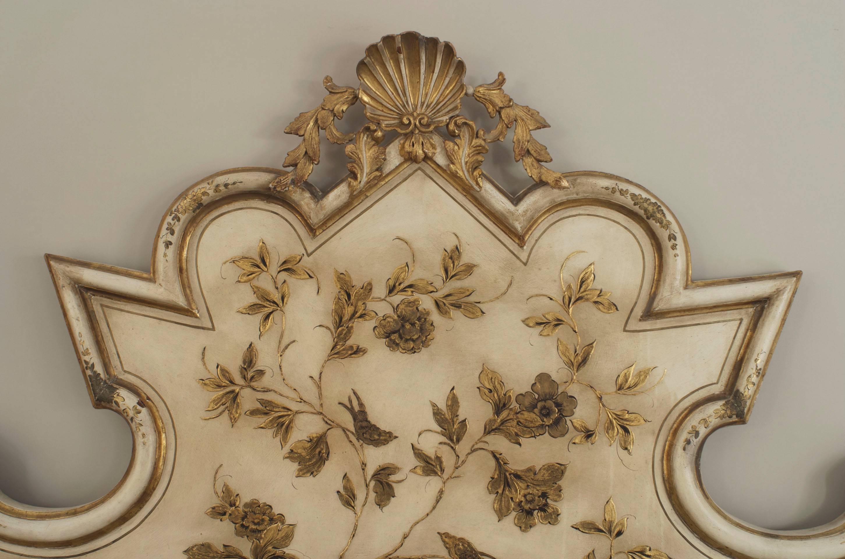 Tête de lit de style vénitien italien (années 1950) de forme antique, peinte en crème, avec un décor floral doré et un fronton en forme de coquille sculpté et doré (inclus : tête de lit seulement).
