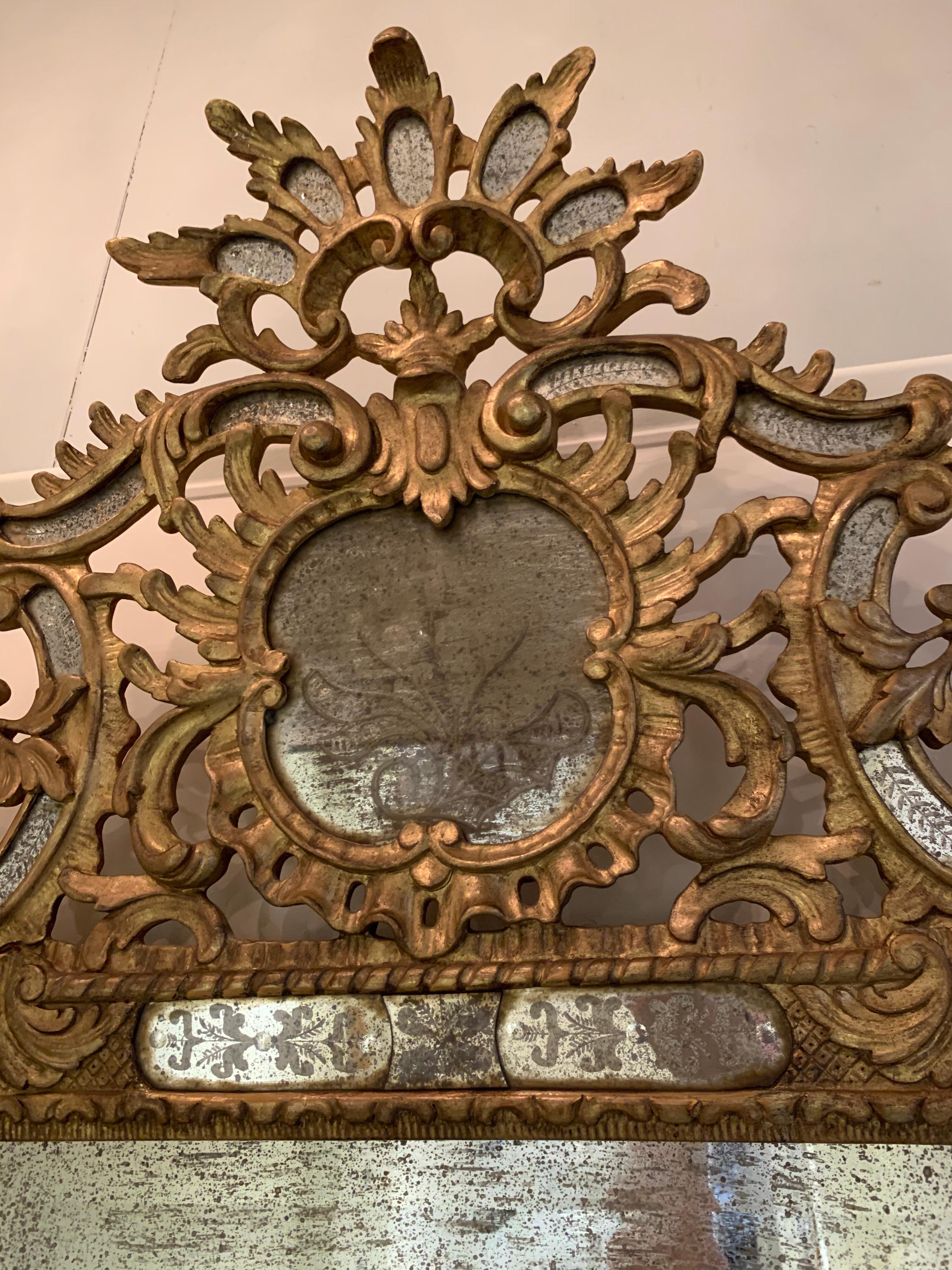 Italian Venetian Style Carved and Giltwood Mirror In Good Condition In Dallas, TX