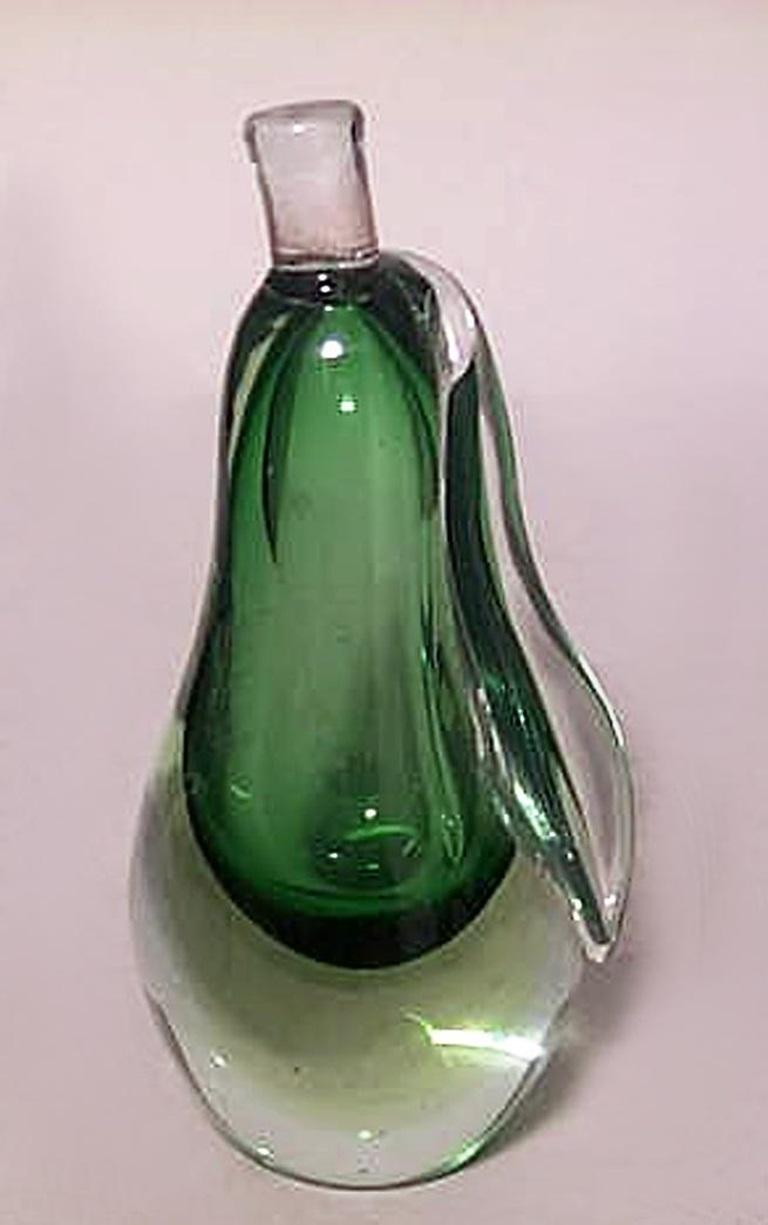 Presse-papier en verre vert en forme de poire, de style vénitien italien (20e siècle).