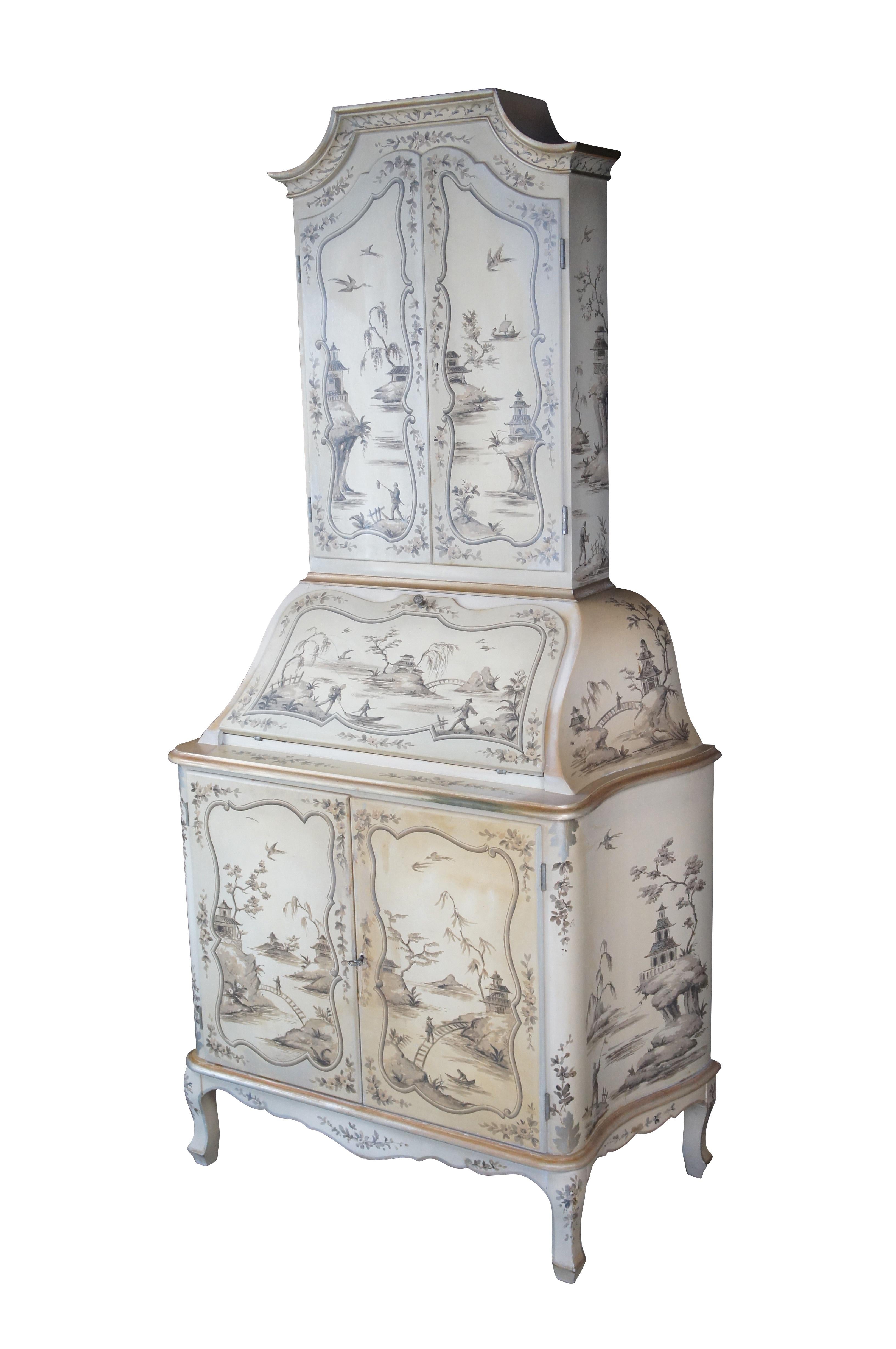 Ein schöner Sekretär im venezianischen Stil, ca. 1970er Jahre.  Klassische italienische Form A mit cremefarbener Oberfläche und Chinoiserie-Toilettenlandschaften.   Das Möbelstück besteht aus einem zierlichen Bücherregal mit zwei Einlegeböden über