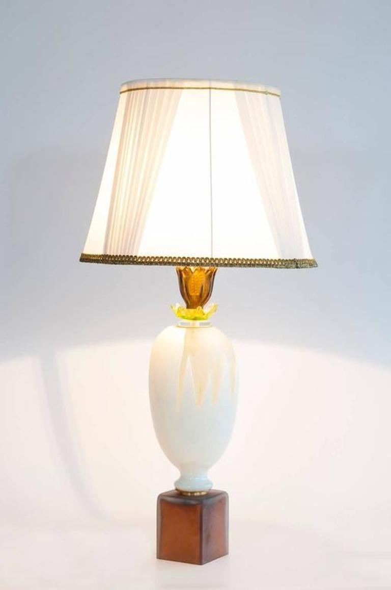 Elegant White Flower-Inspired Murano Glass Table Lamp Giovanni Dalla Fina Italy For Sale 2