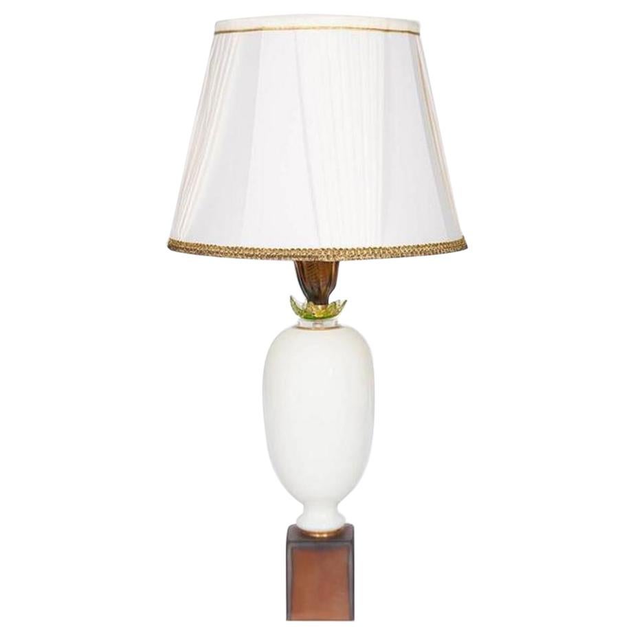 A Captivating White Flower-Inspired Murano Glass Table Lamp by Giovanni Dalla Fina, 21st Century Italy.
This remarkable table lamp, entirely handcrafted in blown Murano glass, epitomizes the artistry and elegance of Venetian design. It features a