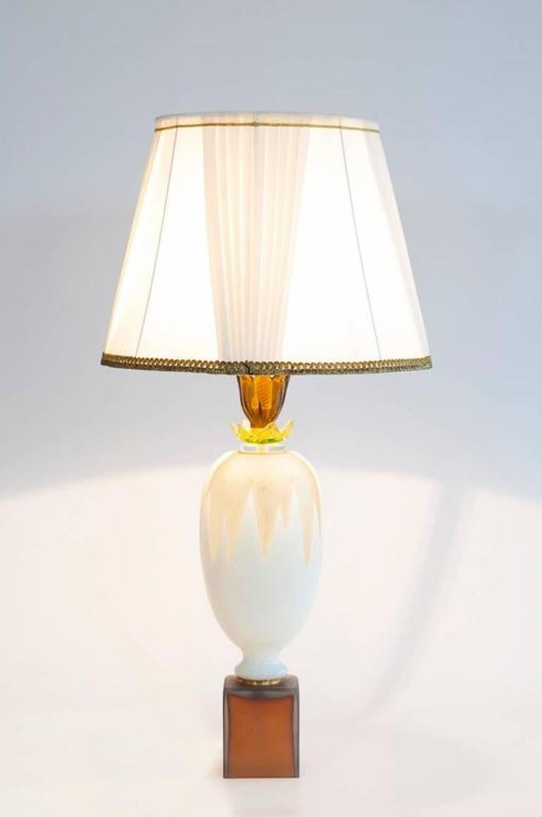 Elegant White Flower-Inspired Murano Glass Table Lamp Giovanni Dalla Fina Italy For Sale 1
