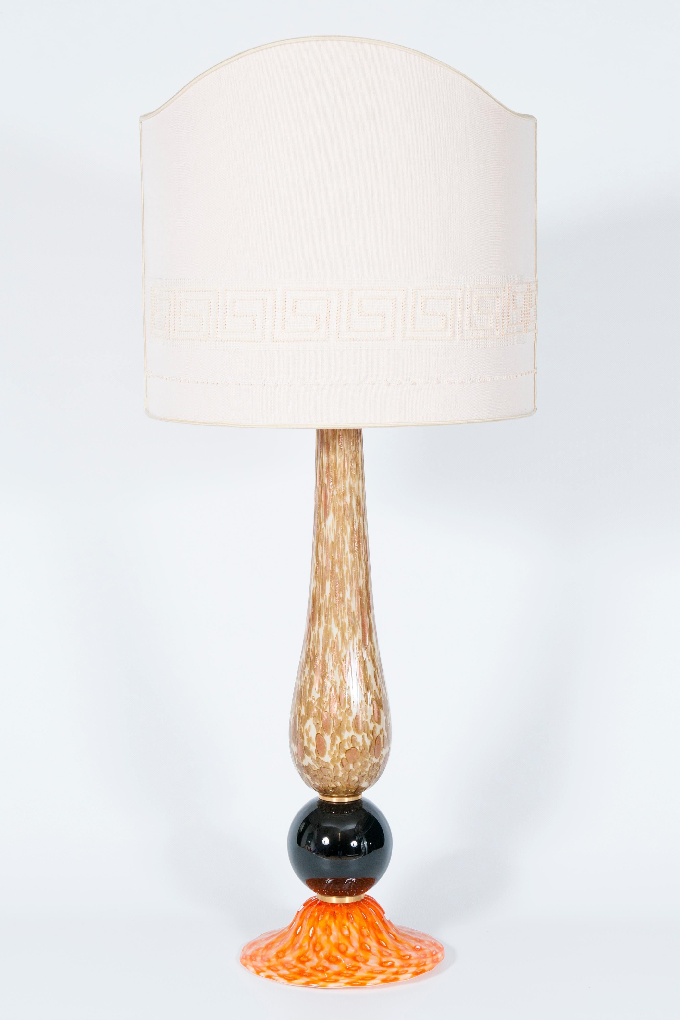 Lampe de table Murano vibrant basement Orange Brown & White stem 1980 Italie.
Une lampe de table envoûtante en verre soufflé de Murano, méticuleusement fabriquée par les artisans de l'artiste italien Giovanni Dalla Fina, qui perpétuent l'héritage de