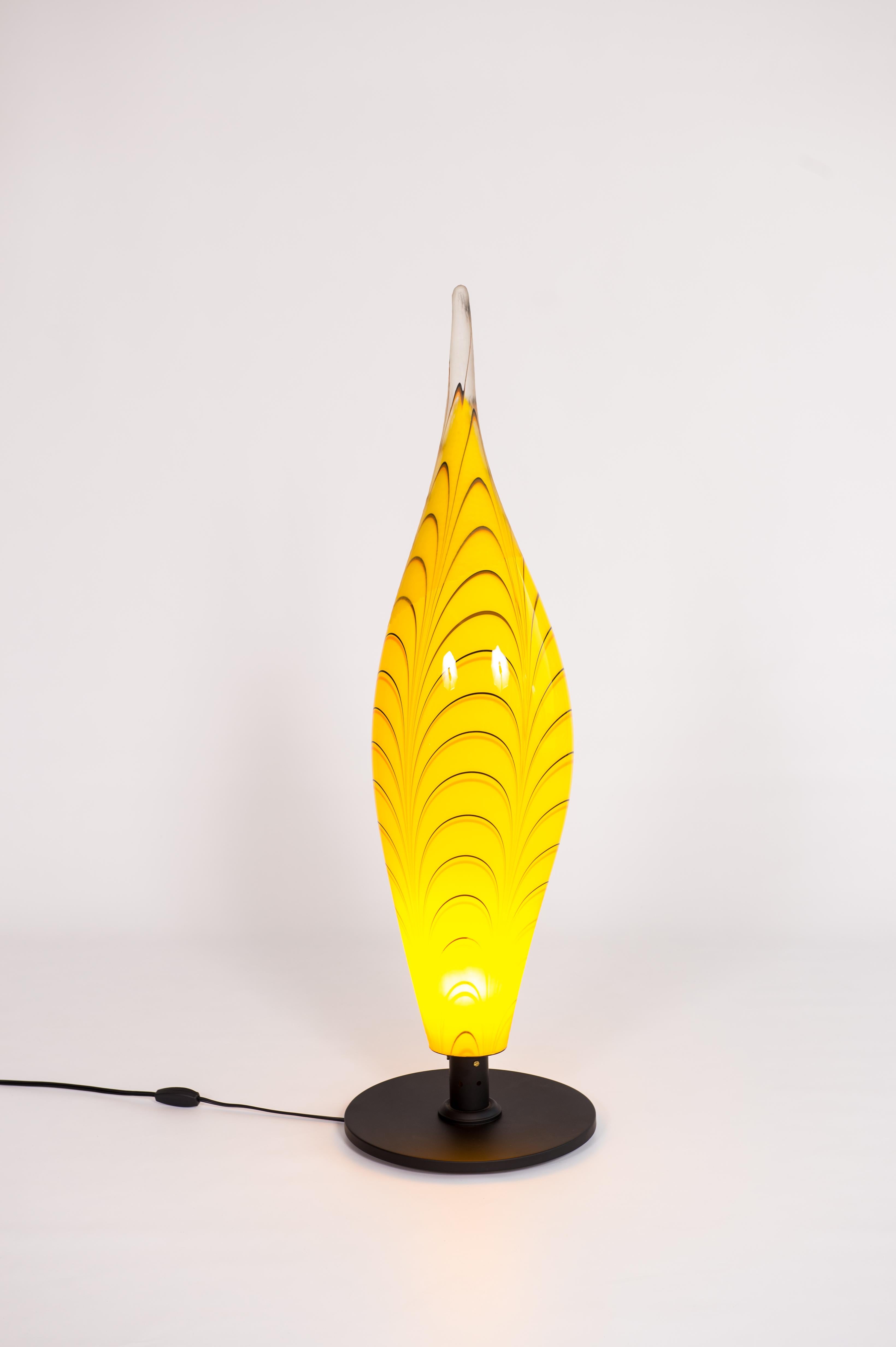 Italienische Tischlampe aus geblasenem Muranoglas Gelbe und dunkelorange Streifen:: 1990er Jahre 7