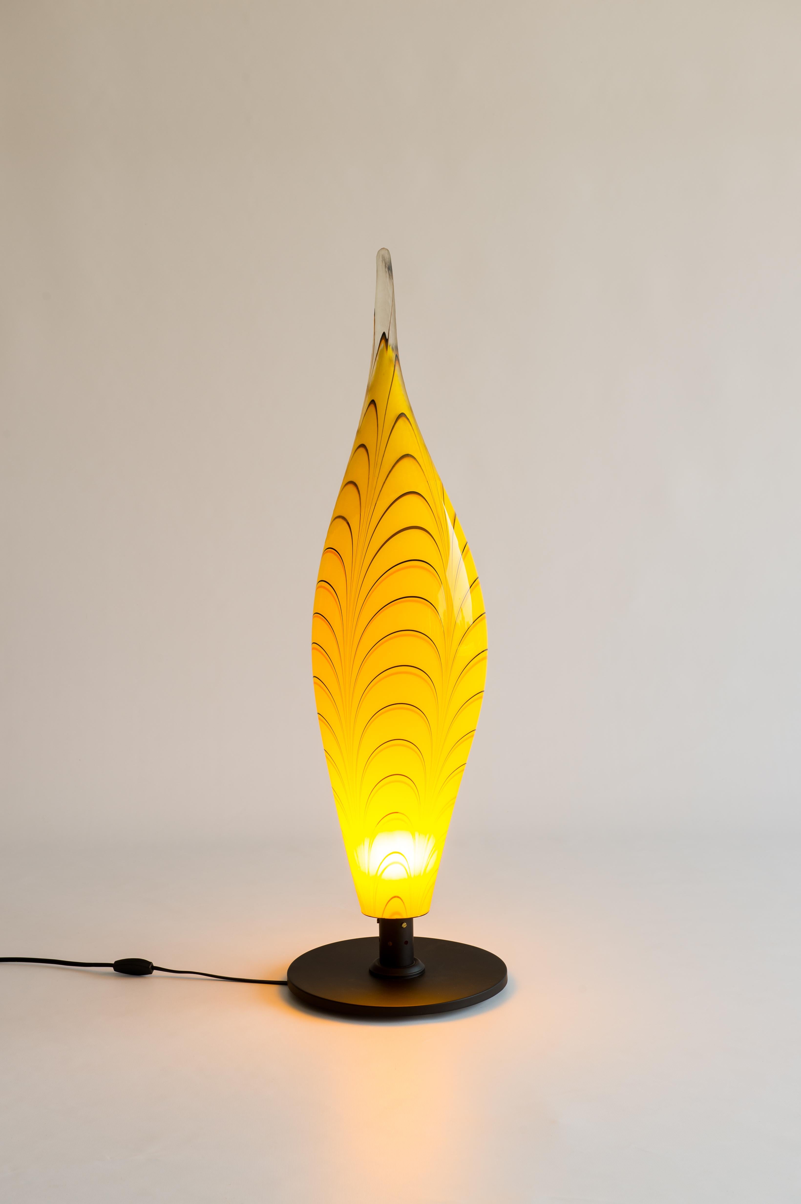 Italienische Tischlampe aus geblasenem Muranoglas Gelbe und dunkelorange Streifen:: 1990er Jahre 8