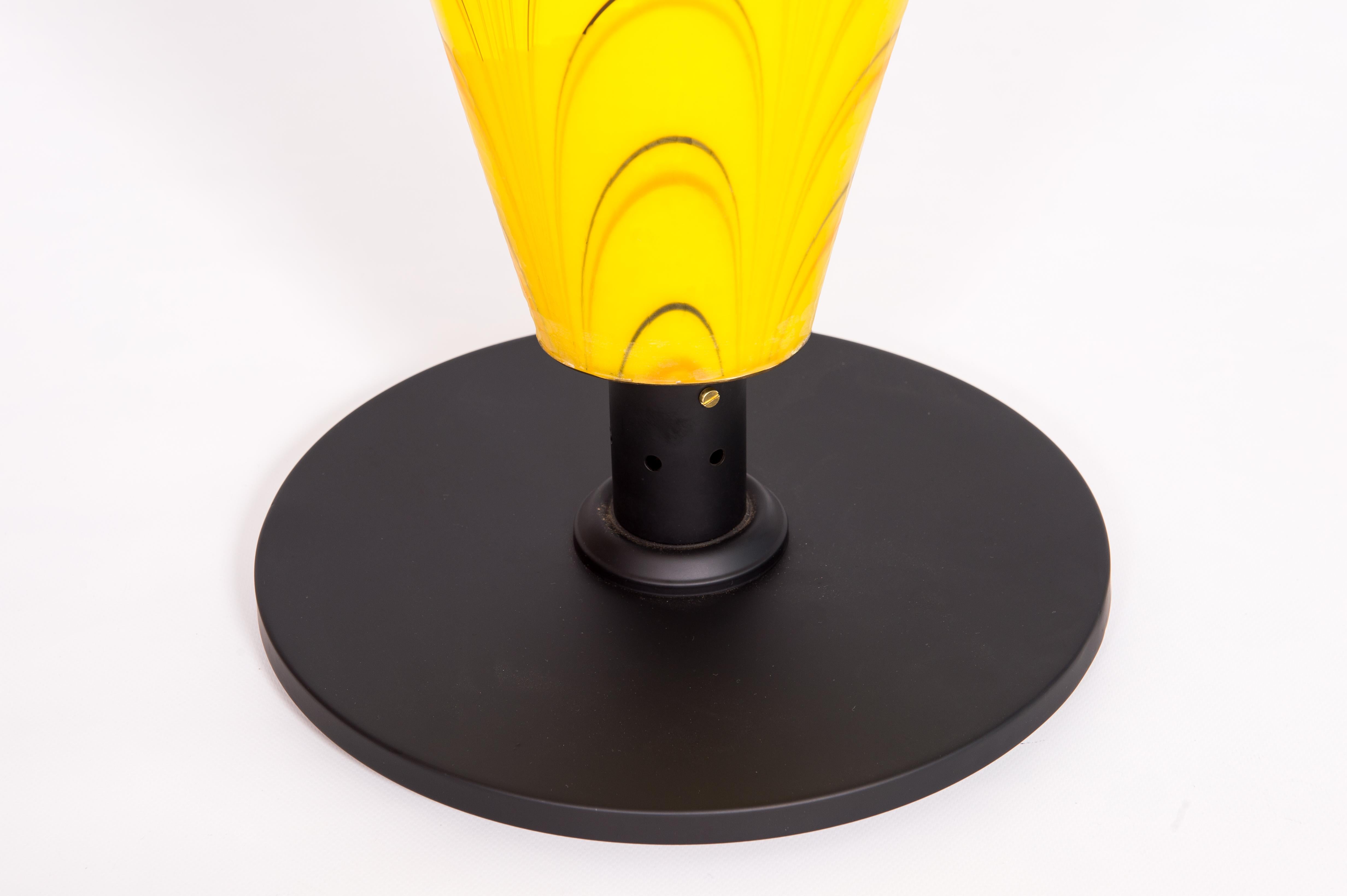 Italienische Tischlampe aus geblasenem Muranoglas Gelbe und dunkelorange Streifen:: 1990er Jahre (Handgefertigt)