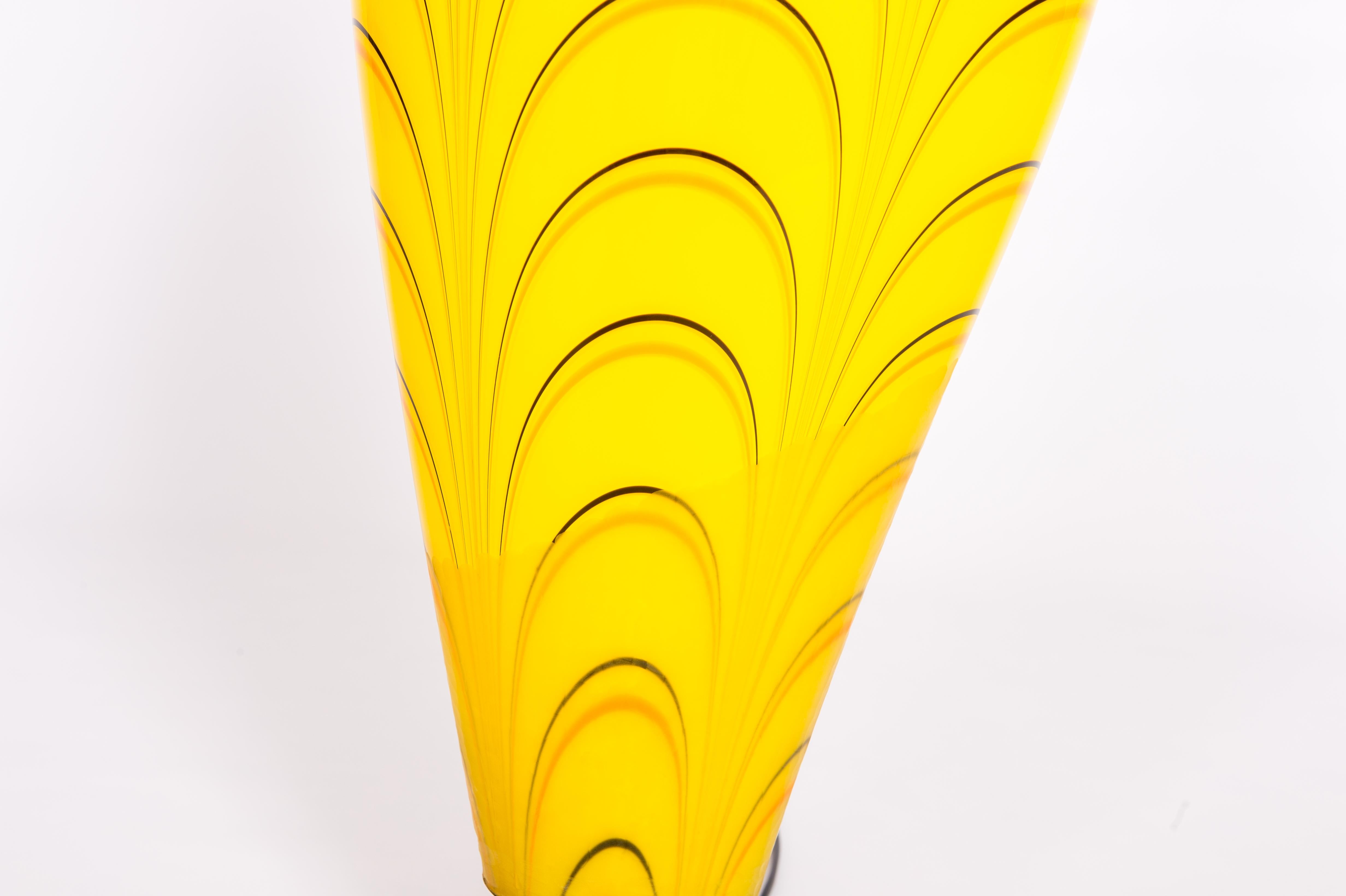 Italienische Tischlampe aus geblasenem Muranoglas Gelbe und dunkelorange Streifen:: 1990er Jahre (Geschliffenes Glas)