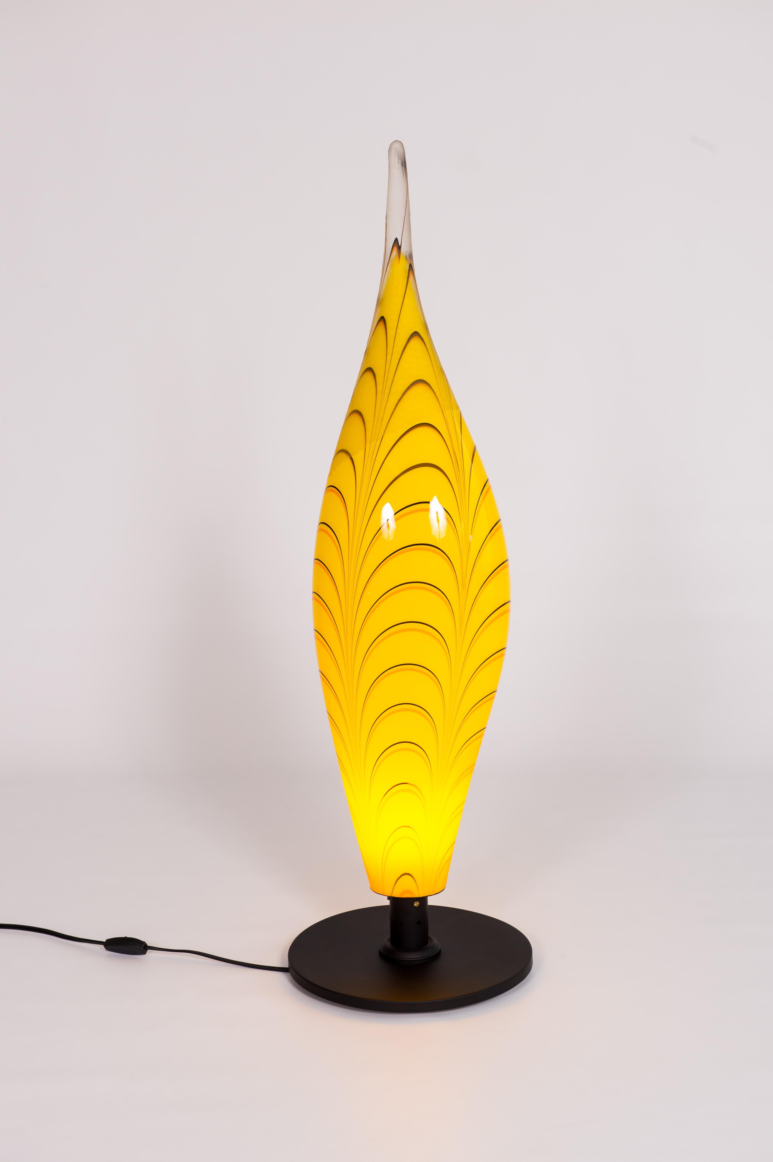 Italienische Tischlampe aus geblasenem Muranoglas Gelbe und dunkelorange Streifen:: 1990er Jahre 2