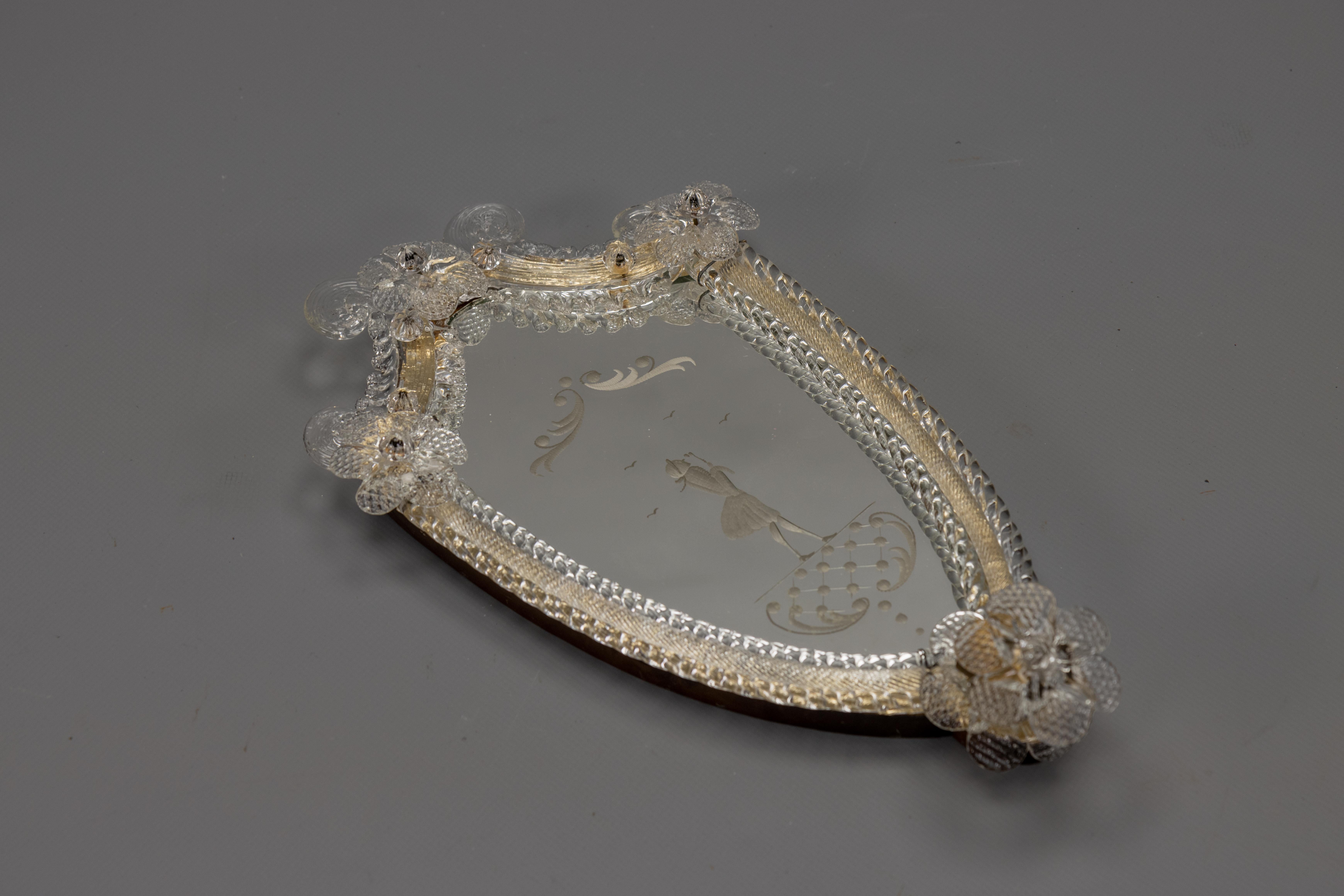 Espejo de pared veneciano italiano con marco de cristal y candelabro, años 30 en venta 3