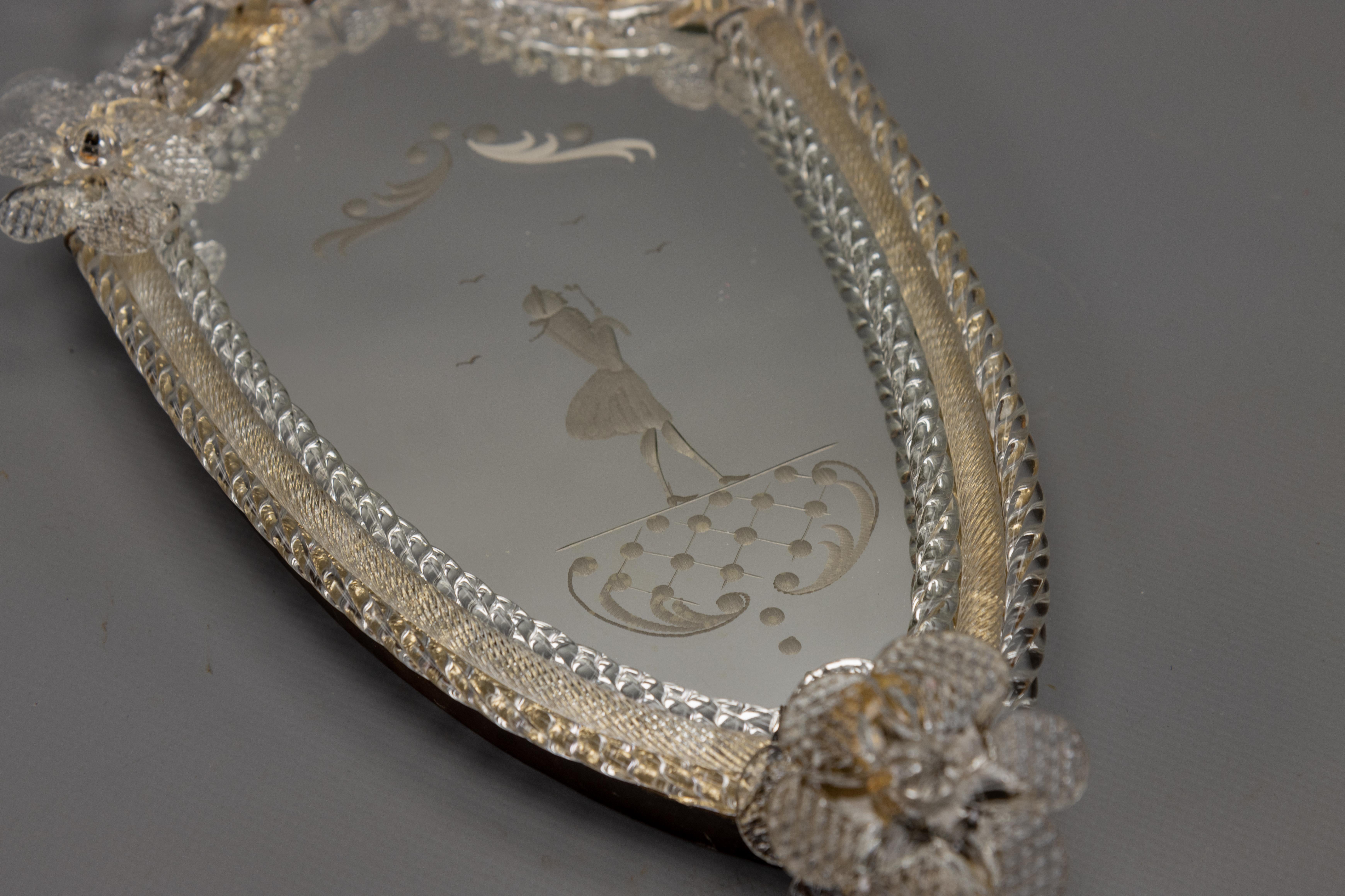 Espejo de pared veneciano italiano con marco de cristal y candelabro, años 30 en venta 4