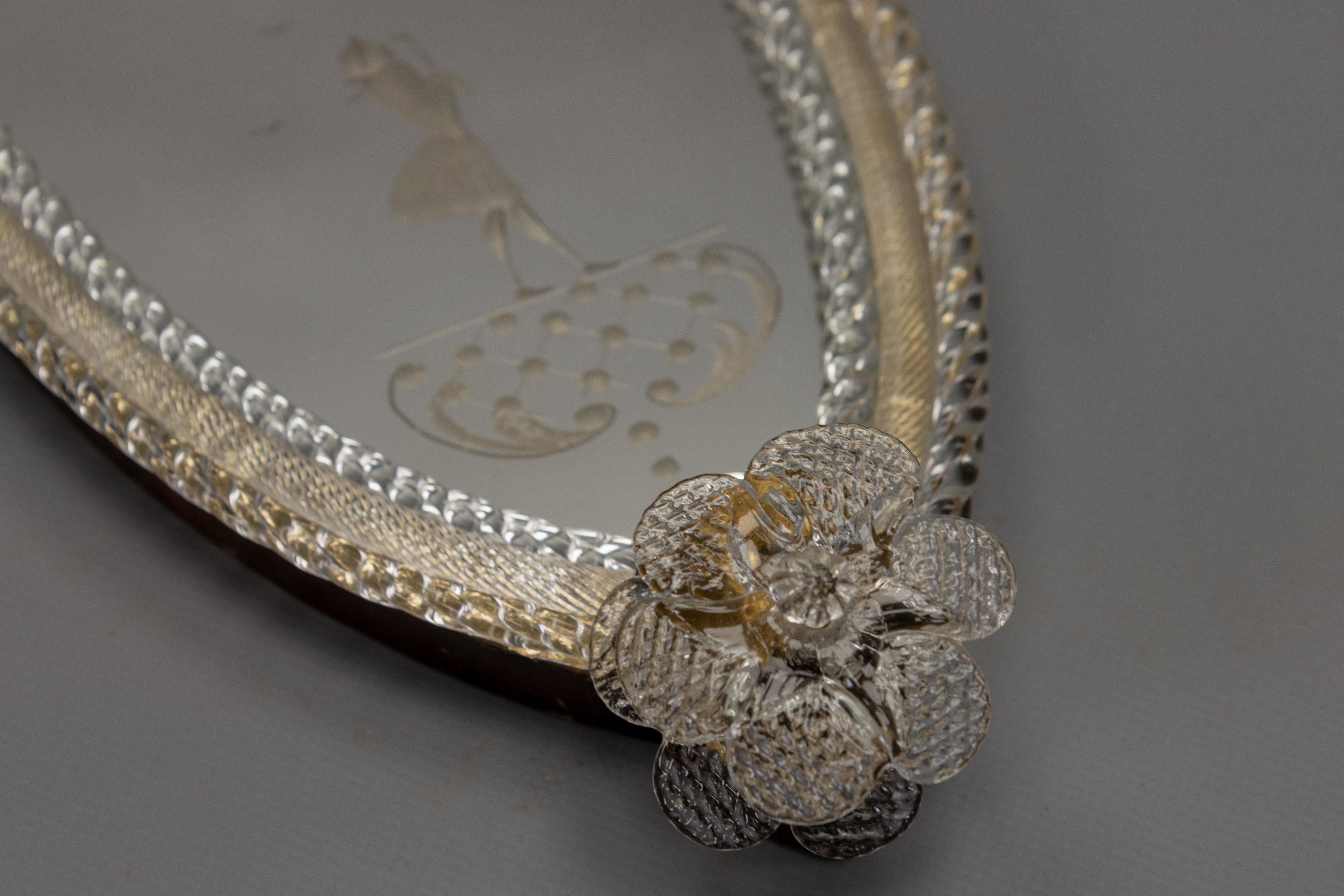 Espejo de pared veneciano italiano con marco de cristal y candelabro, años 30 en venta 5