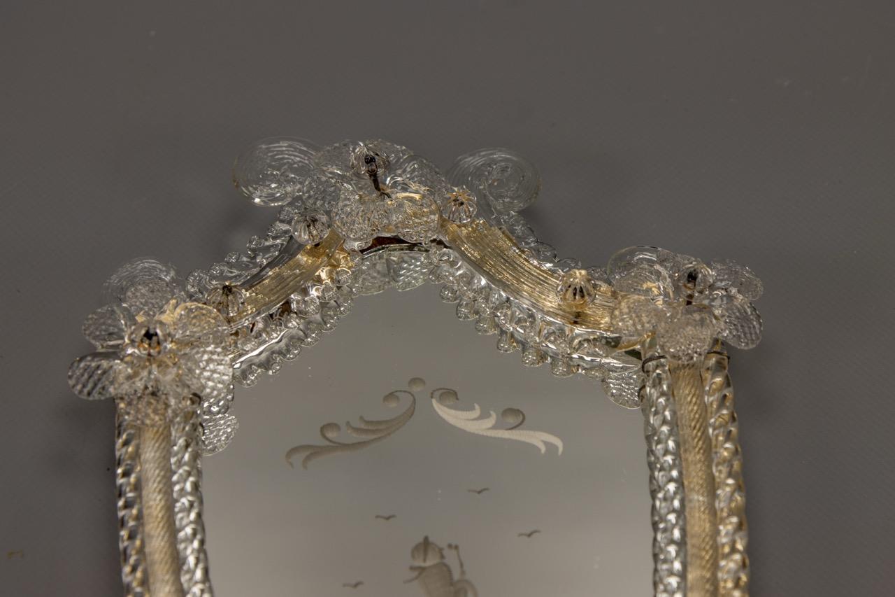 Espejo de pared veneciano italiano con marco de cristal y candelabro, años 30 en venta 6