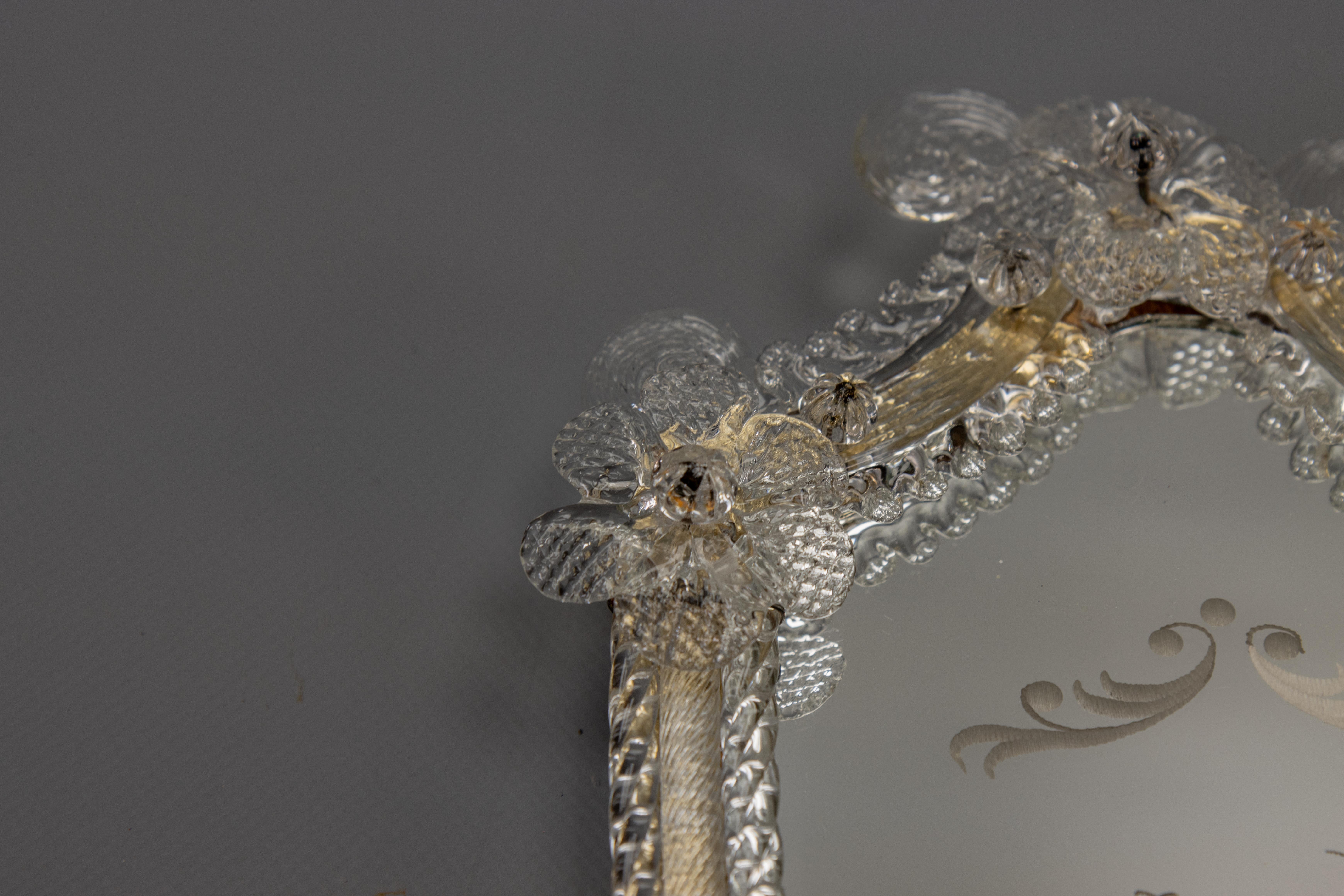 Espejo de pared veneciano italiano con marco de cristal y candelabro, años 30 en venta 7