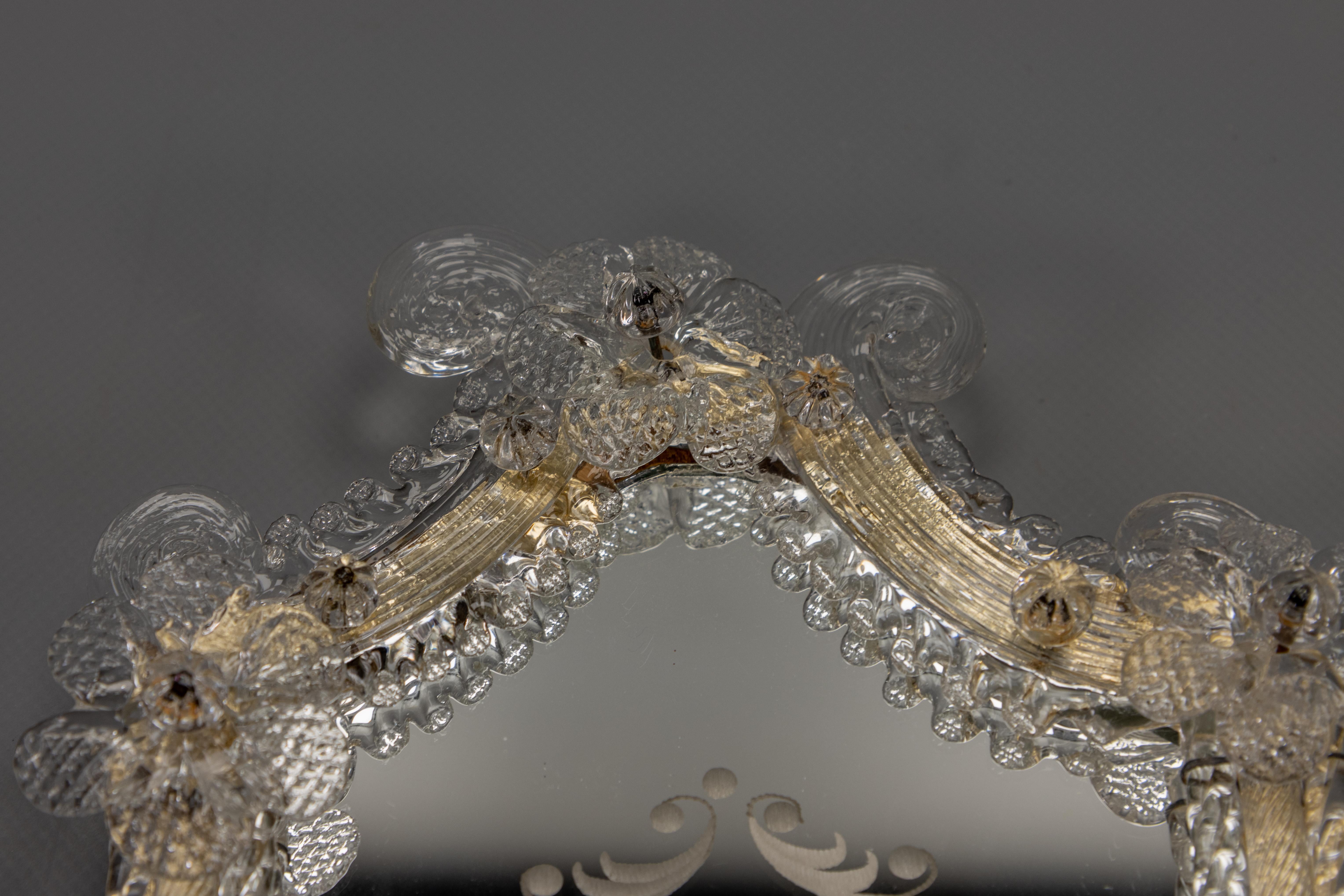 Espejo de pared veneciano italiano con marco de cristal y candelabro, años 30 en venta 8