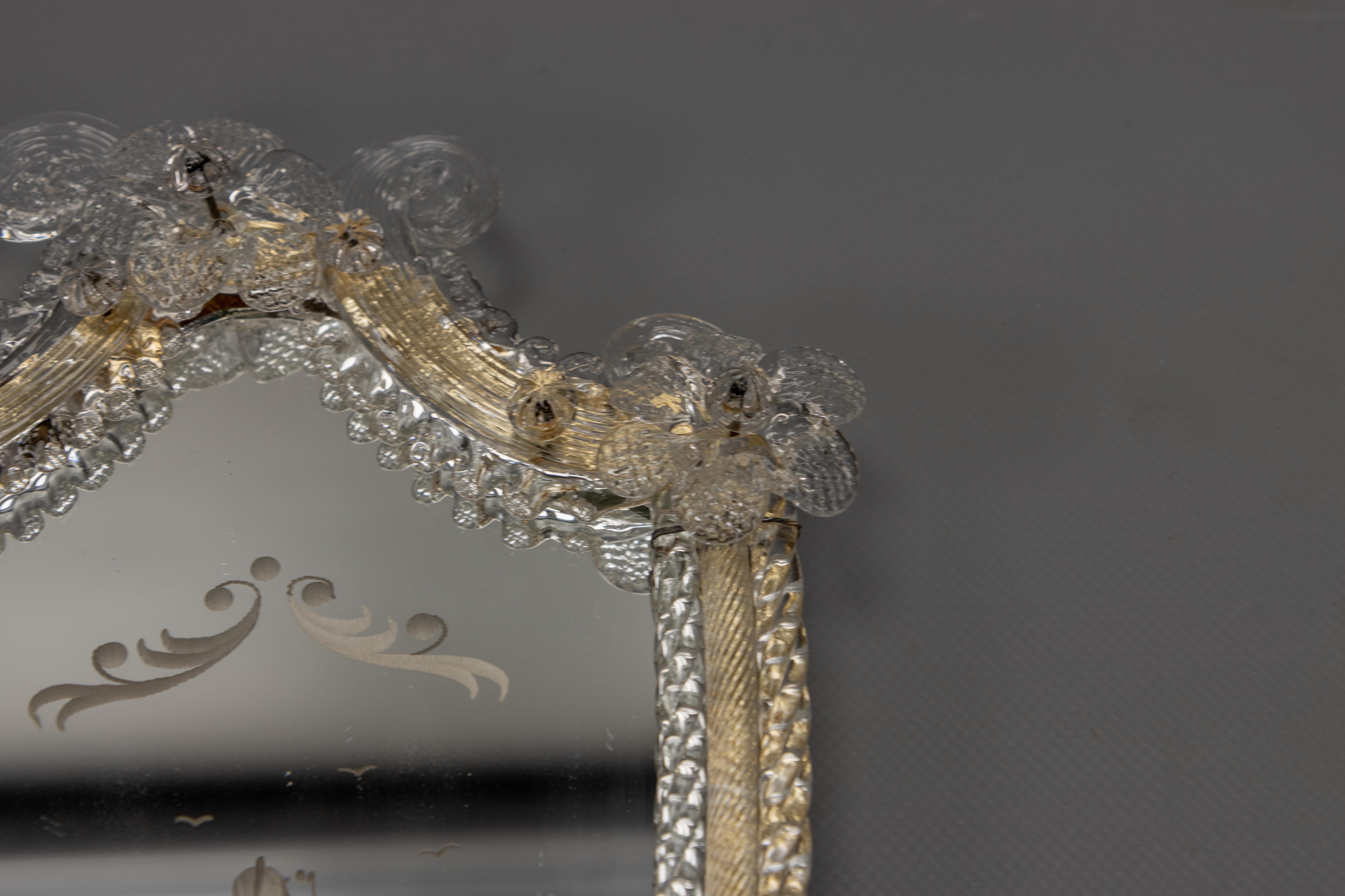 Espejo de pared veneciano italiano con marco de cristal y candelabro, años 30 en venta 9