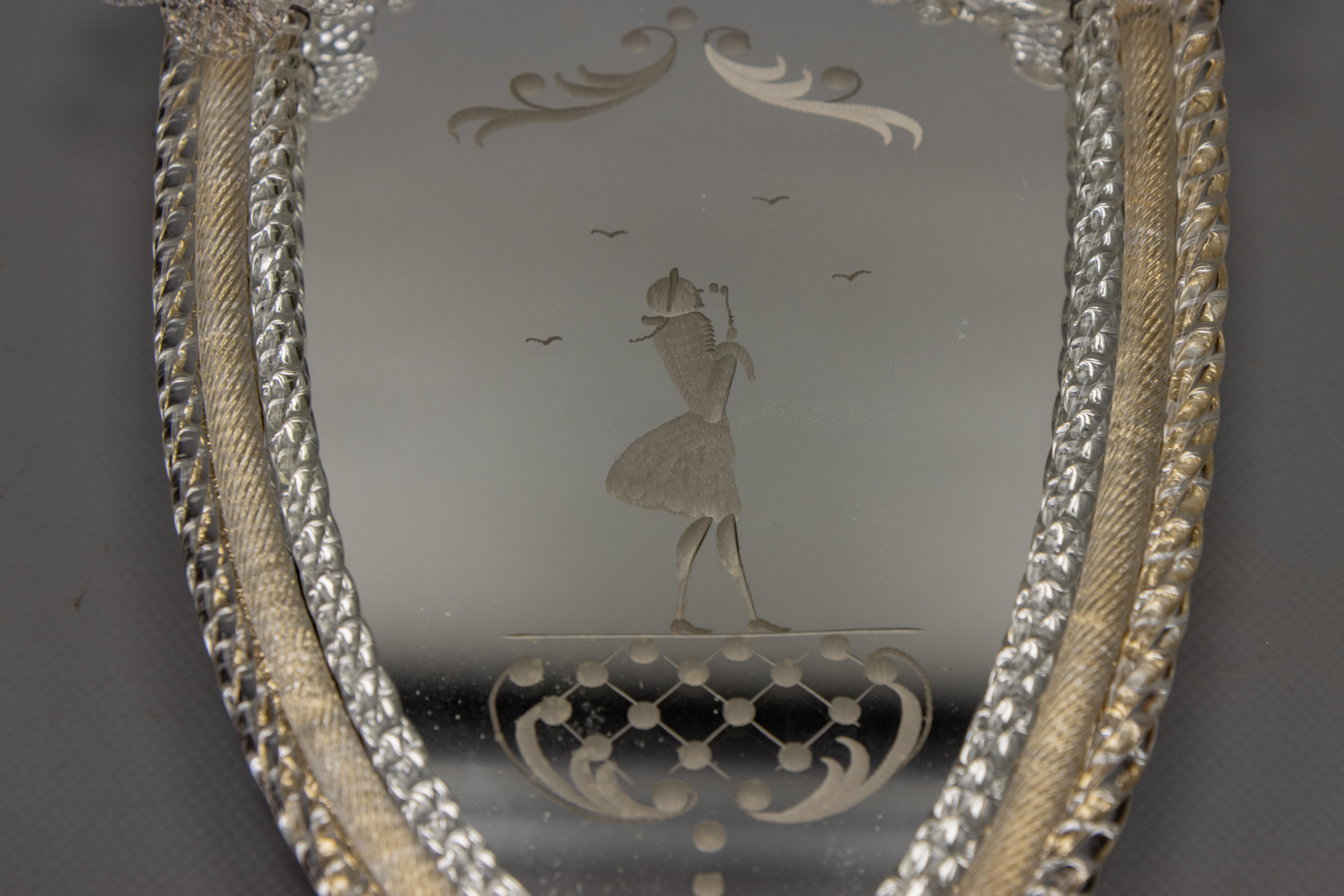 Espejo de pared veneciano italiano con marco de cristal y candelabro, años 30 en venta 10