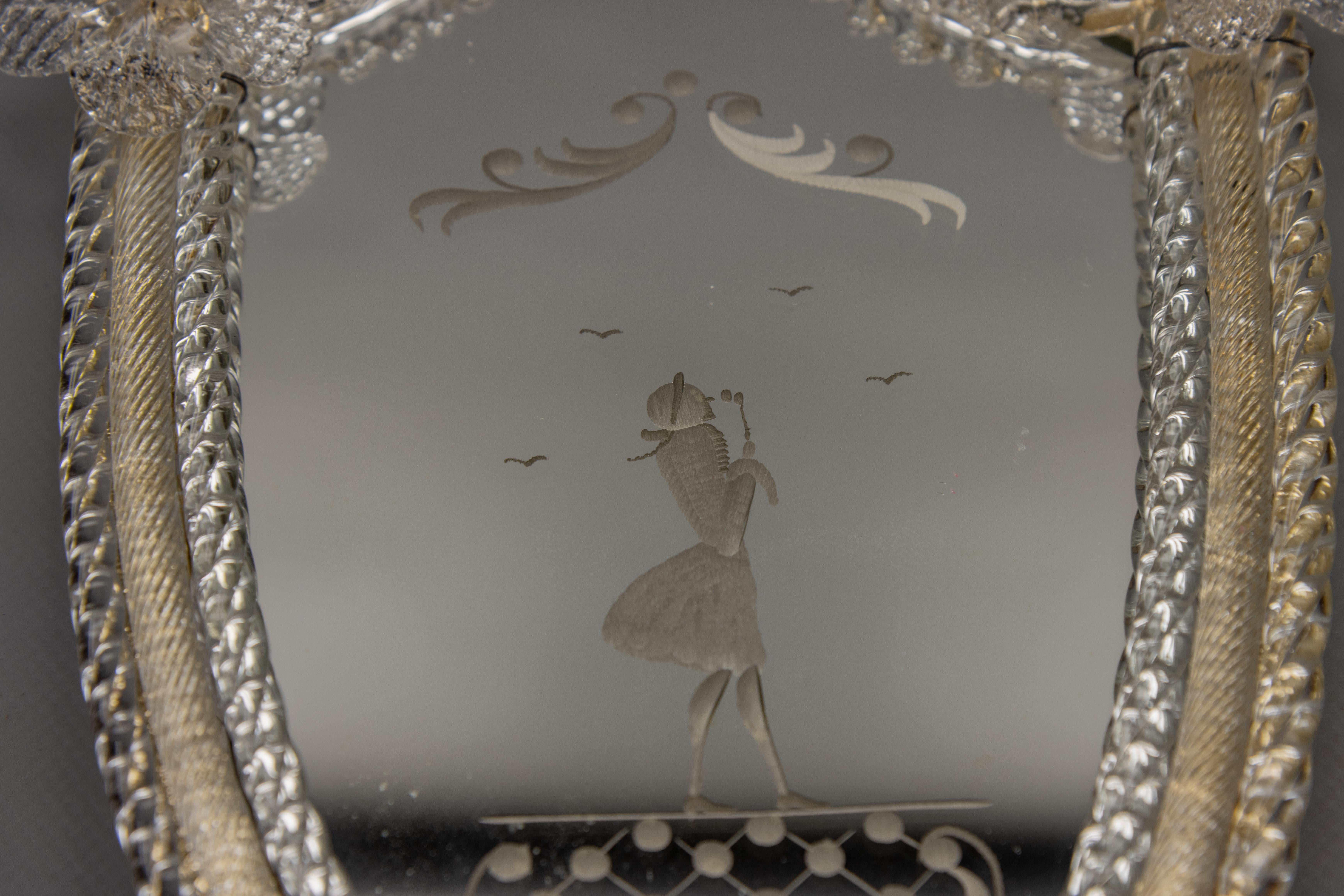 Espejo de pared veneciano italiano con marco de cristal y candelabro, años 30 en venta 11