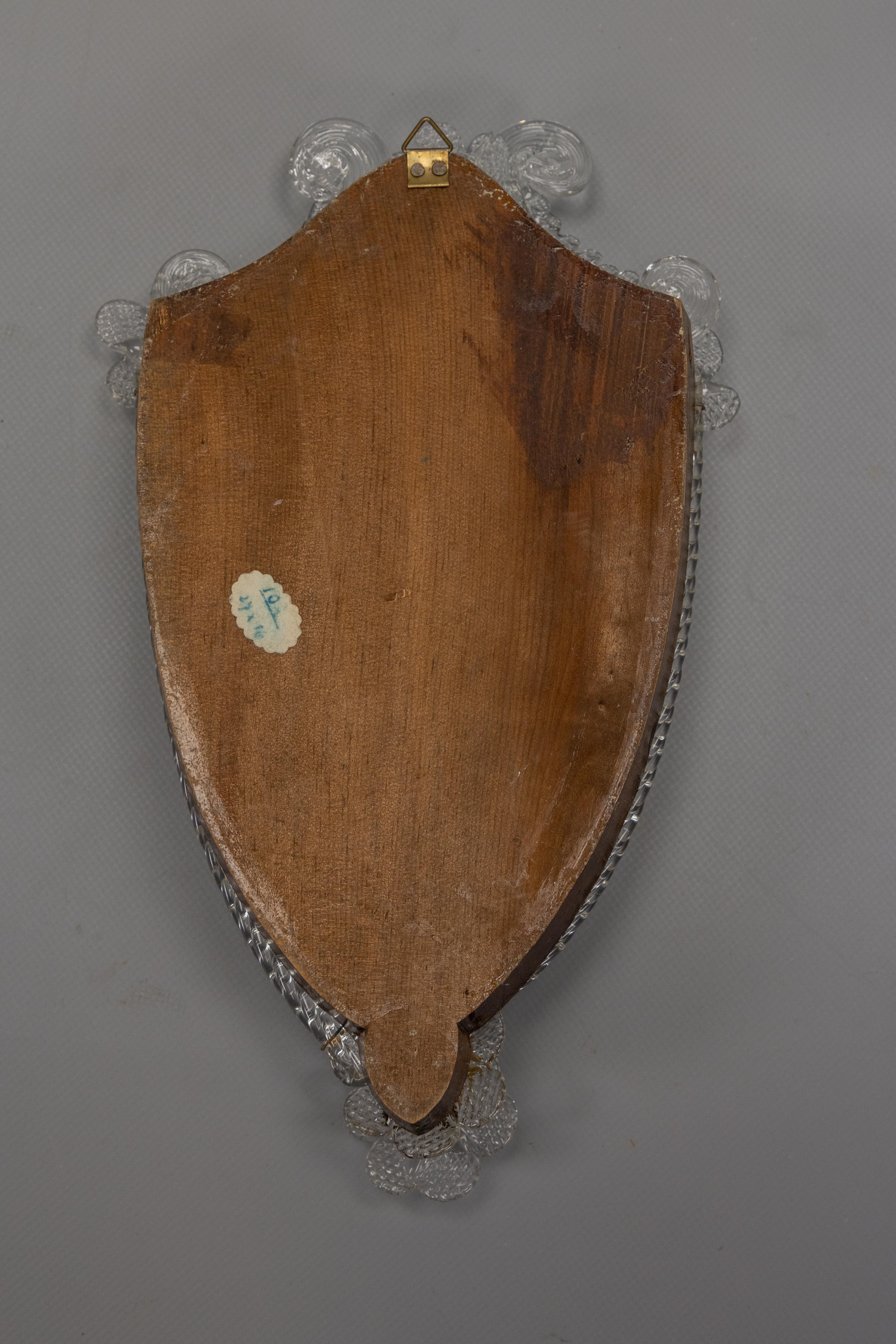 Espejo de pared veneciano italiano con marco de cristal y candelabro, años 30 en venta 13