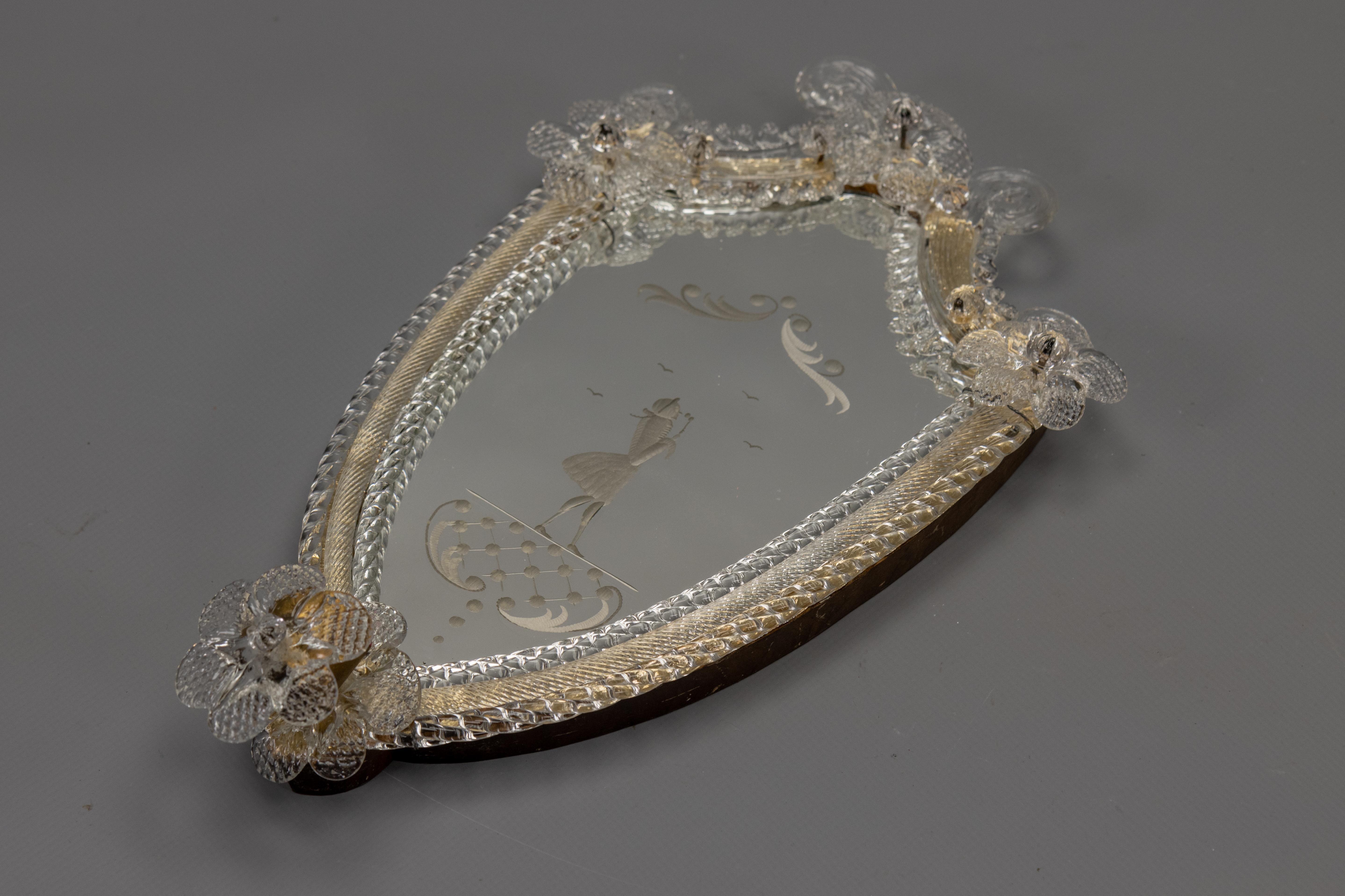 Espejo de pared veneciano italiano con marco de cristal y candelabro, años 30 mediados del siglo XX en venta