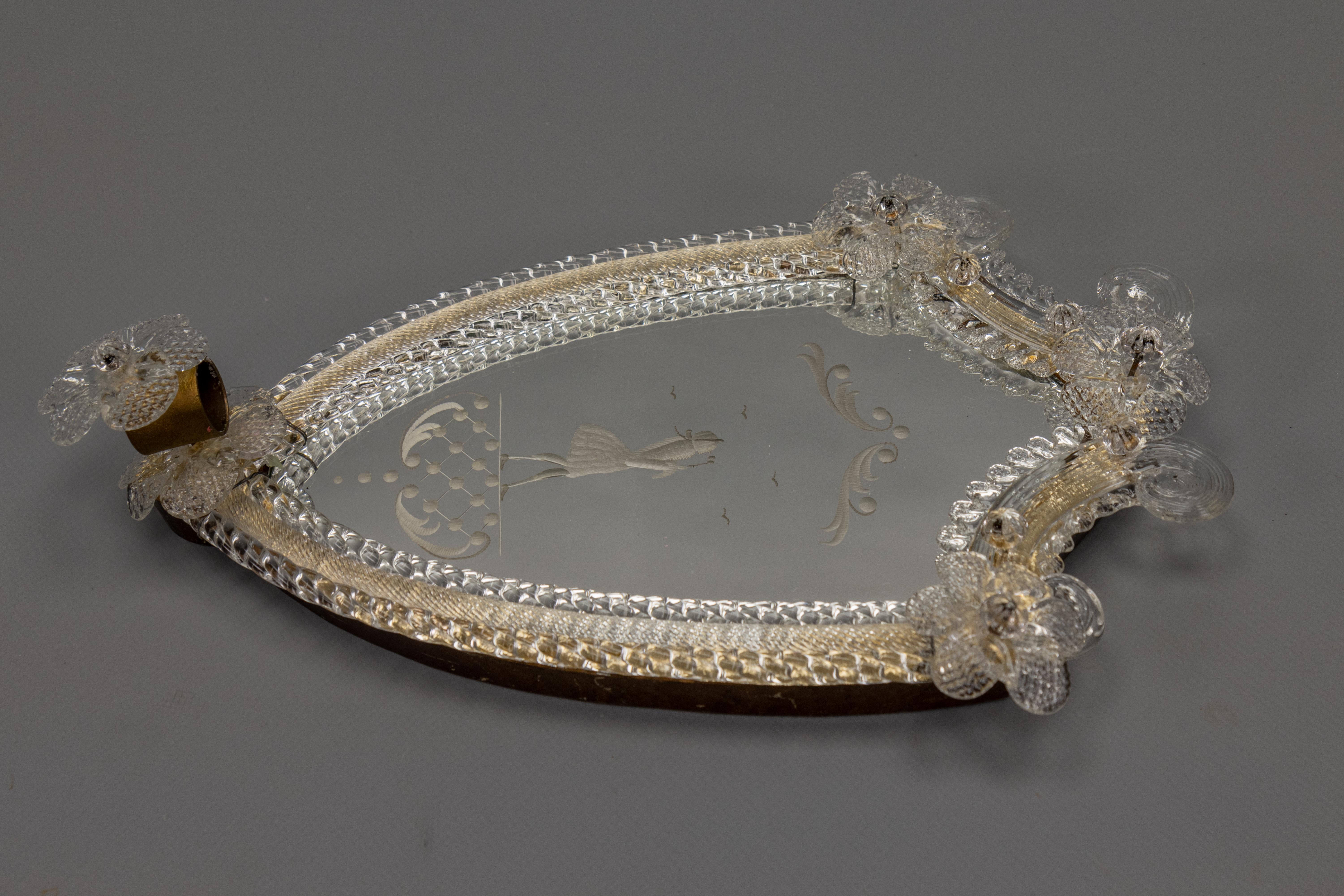 Espejo de pared veneciano italiano con marco de cristal y candelabro, años 30 Latón en venta