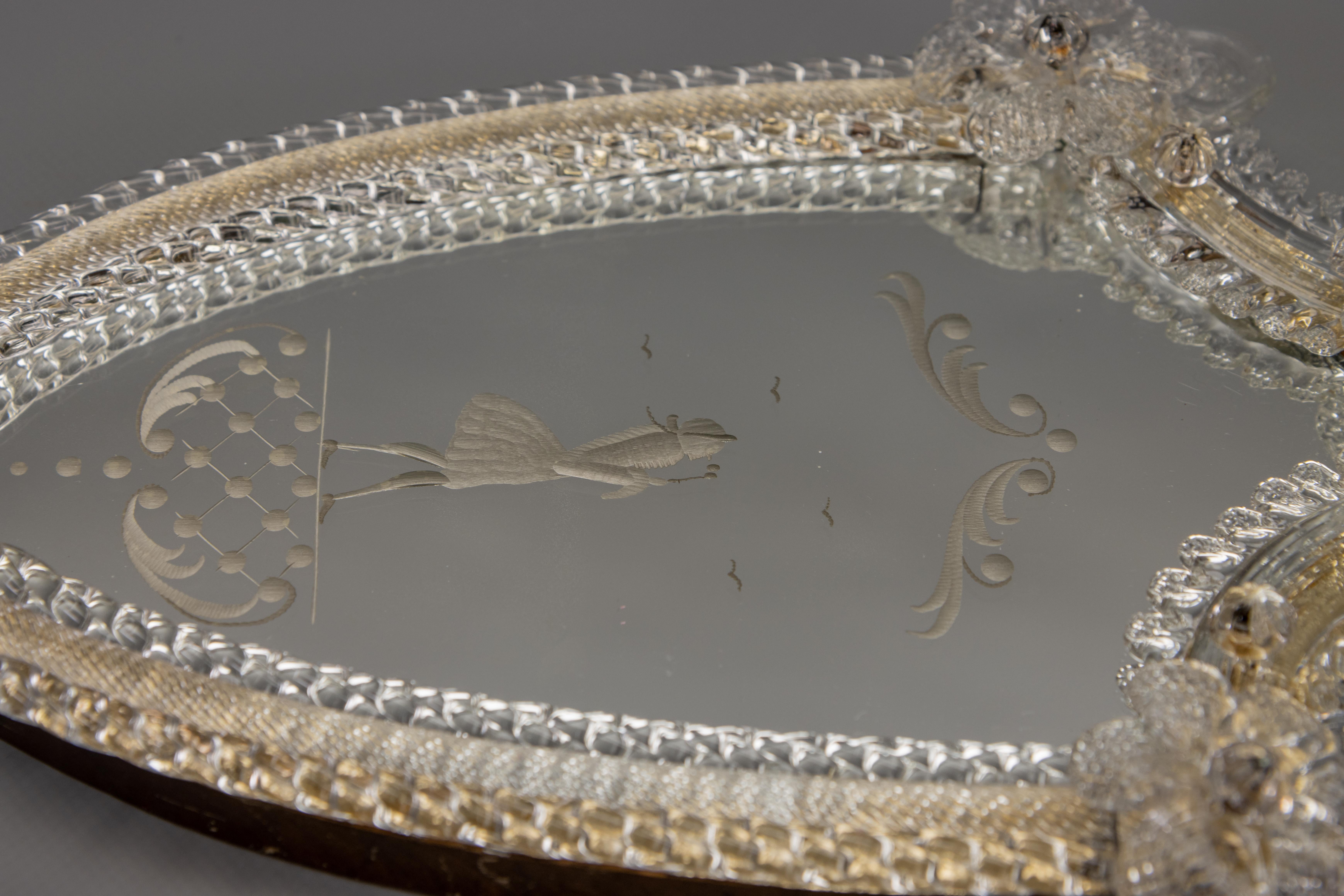 Espejo de pared veneciano italiano con marco de cristal y candelabro, años 30 en venta 1