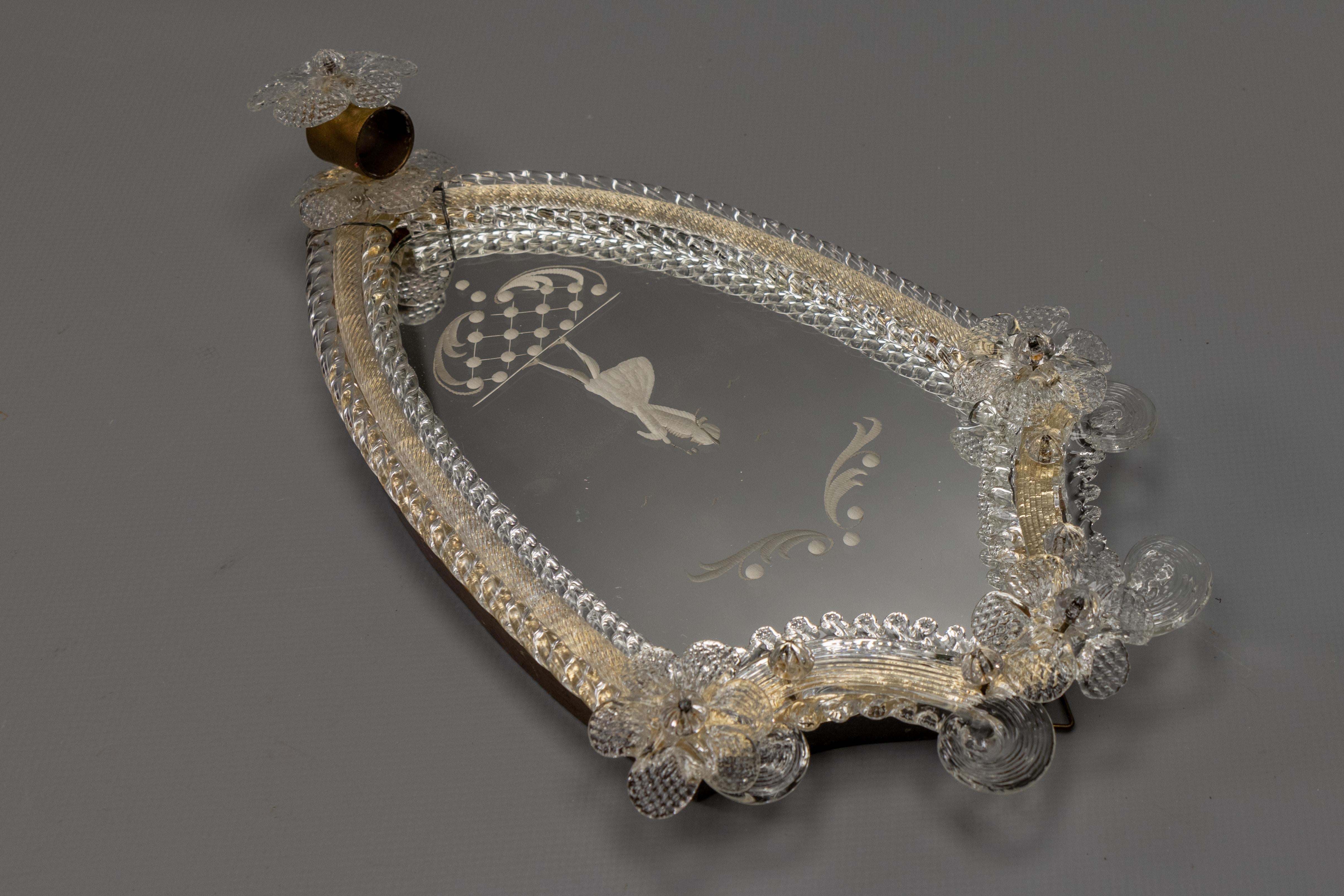 Espejo de pared veneciano italiano con marco de cristal y candelabro, años 30 en venta 2