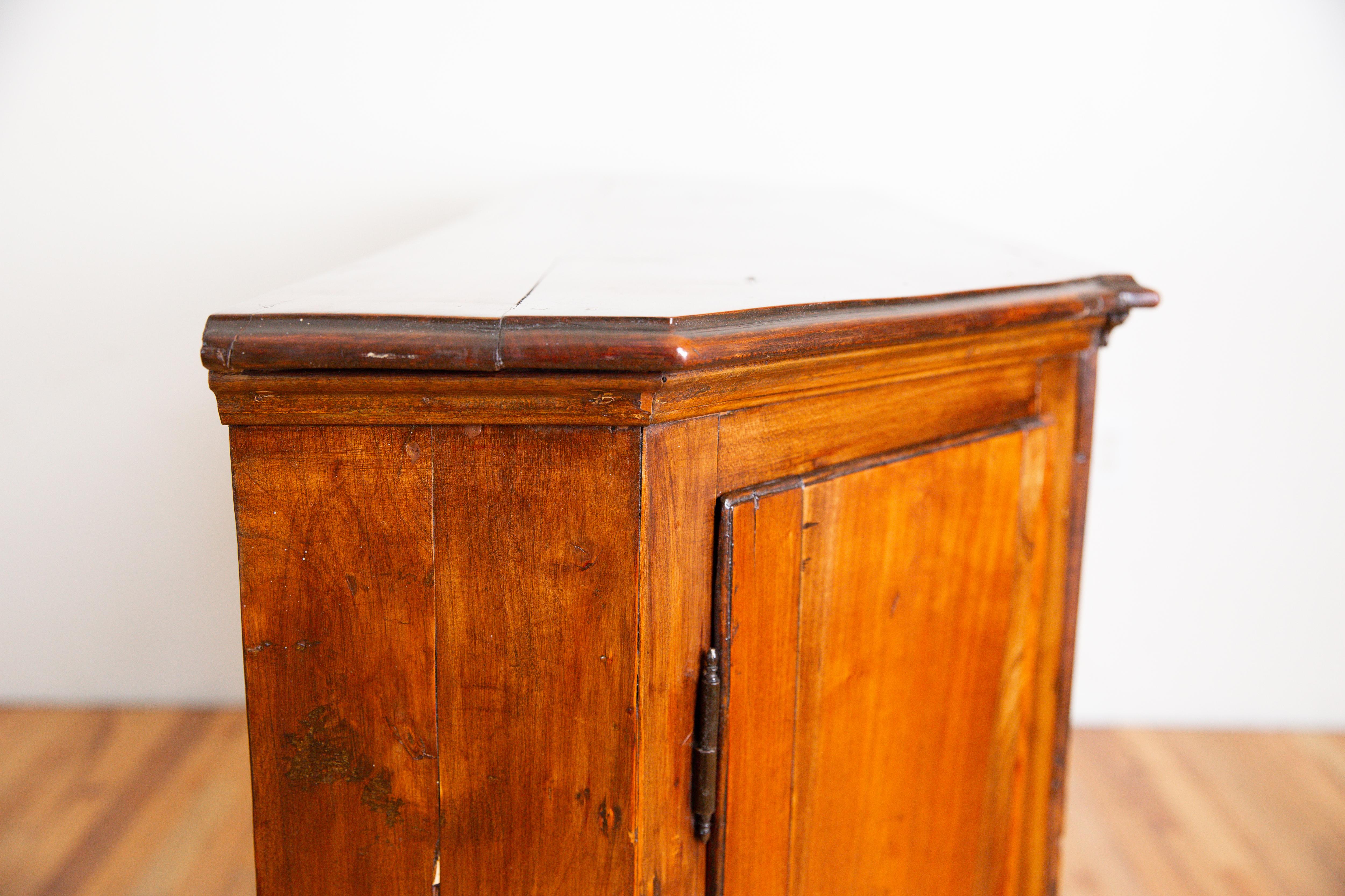 Italienische, venezianische, neoklassische 4-türige Scantonata-Credenza aus Nussbaum, frühes 19.Jh. 5