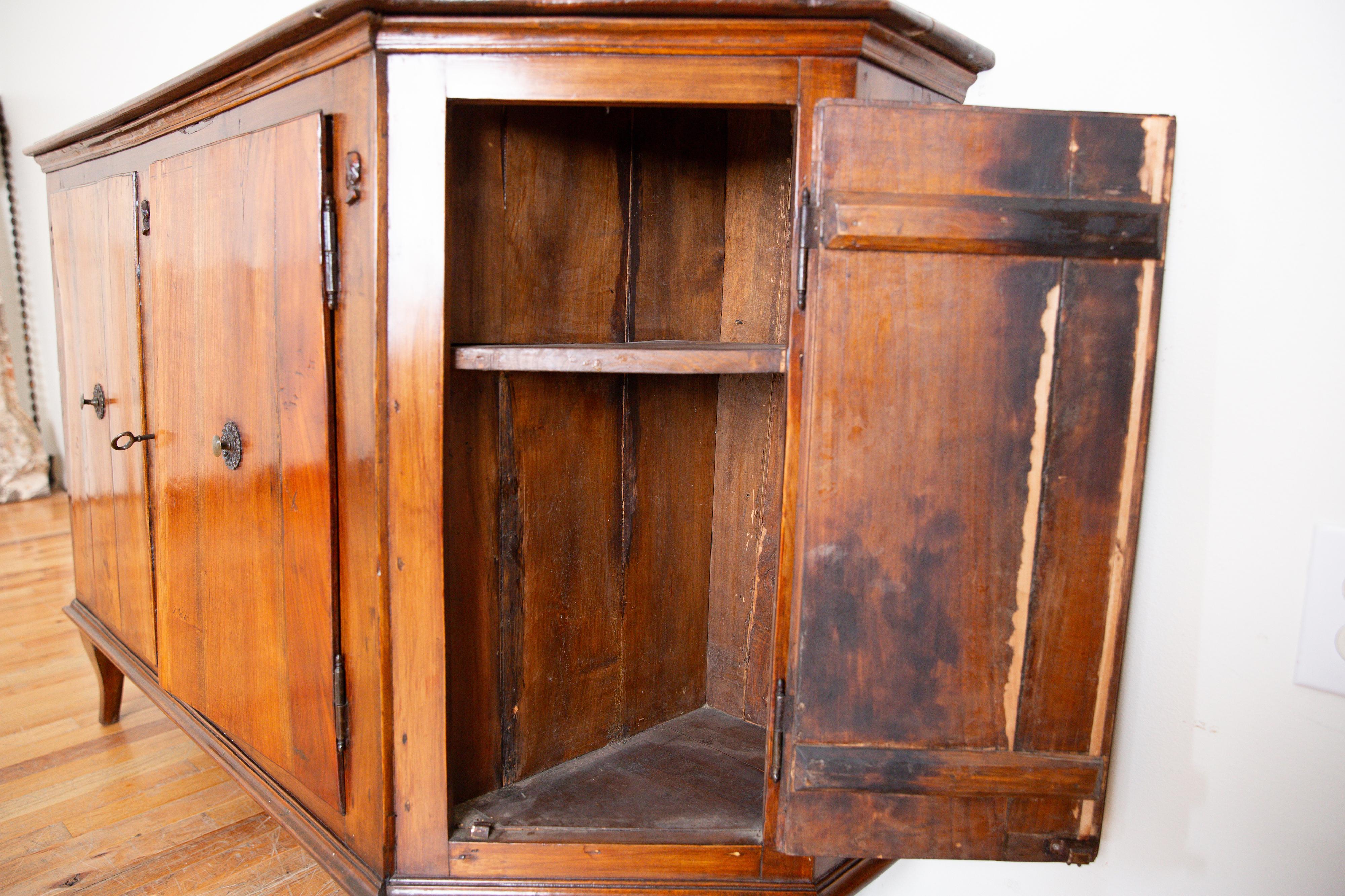 Italienische, venezianische, neoklassische 4-türige Scantonata-Credenza aus Nussbaum, frühes 19.Jh. 7
