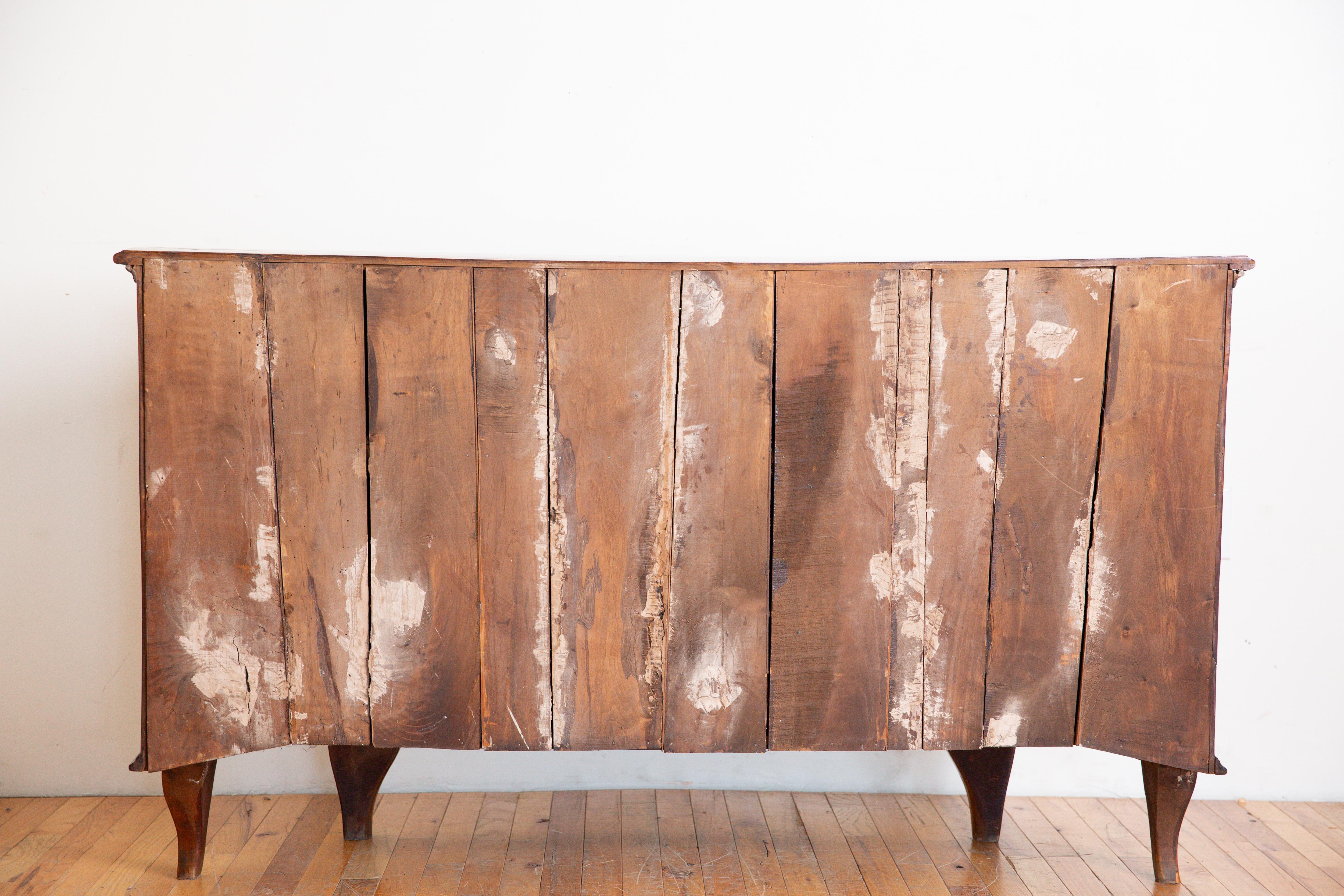 Italienische, venezianische, neoklassische 4-türige Scantonata-Credenza aus Nussbaum, frühes 19.Jh. 9